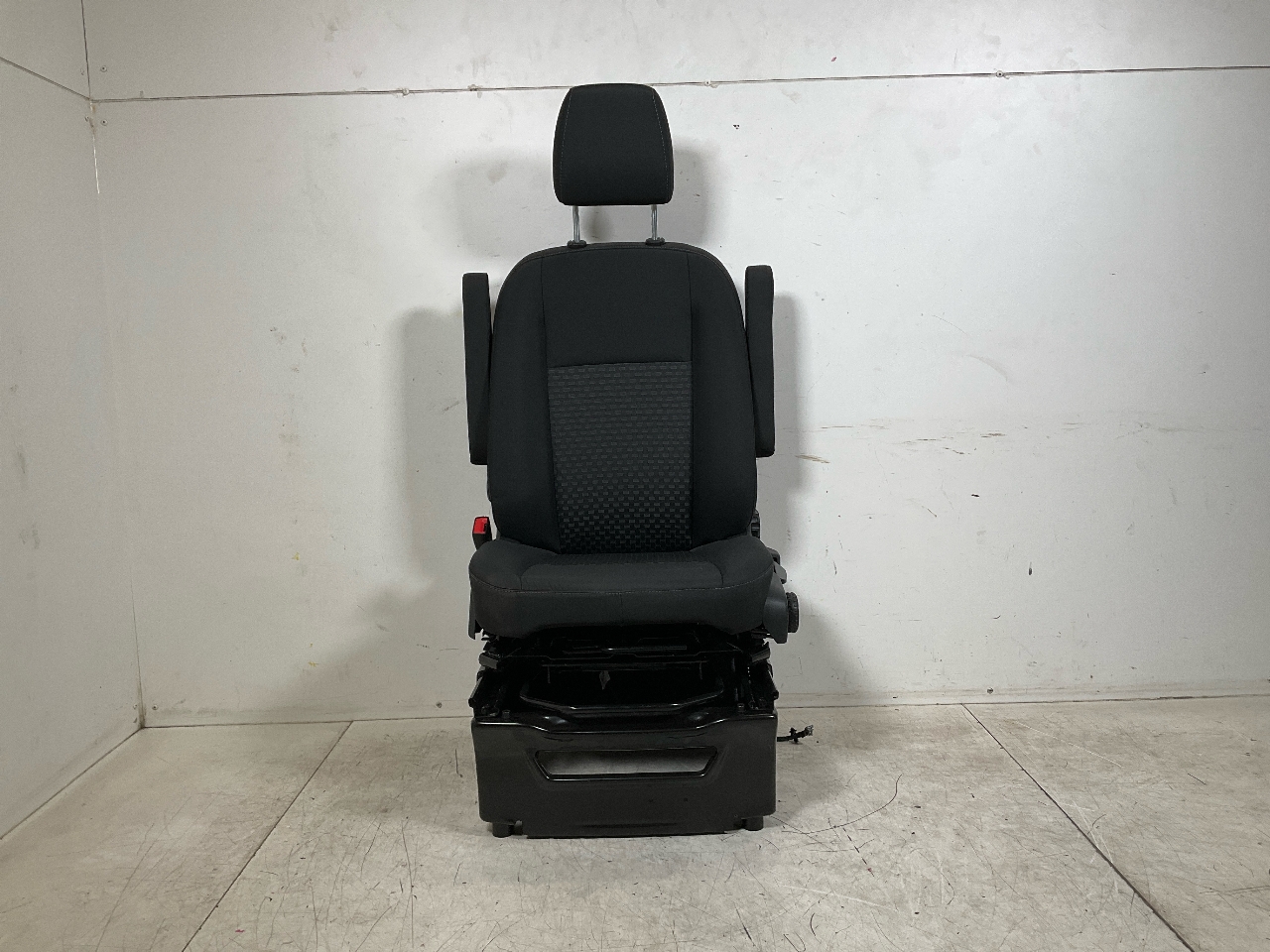 Sitz links vorne FORD Transit V363 Pritsche/Fahrgestell (FED, FFD) 2.0 TDCi  125 kW  170 PS (03.2016-> ) Sitz links vorne FORD Transit V363 Pritsche/Fahrgestell (FED, FFD) 2.0 TDCi  125 kW  170 PS (03.2016-> )