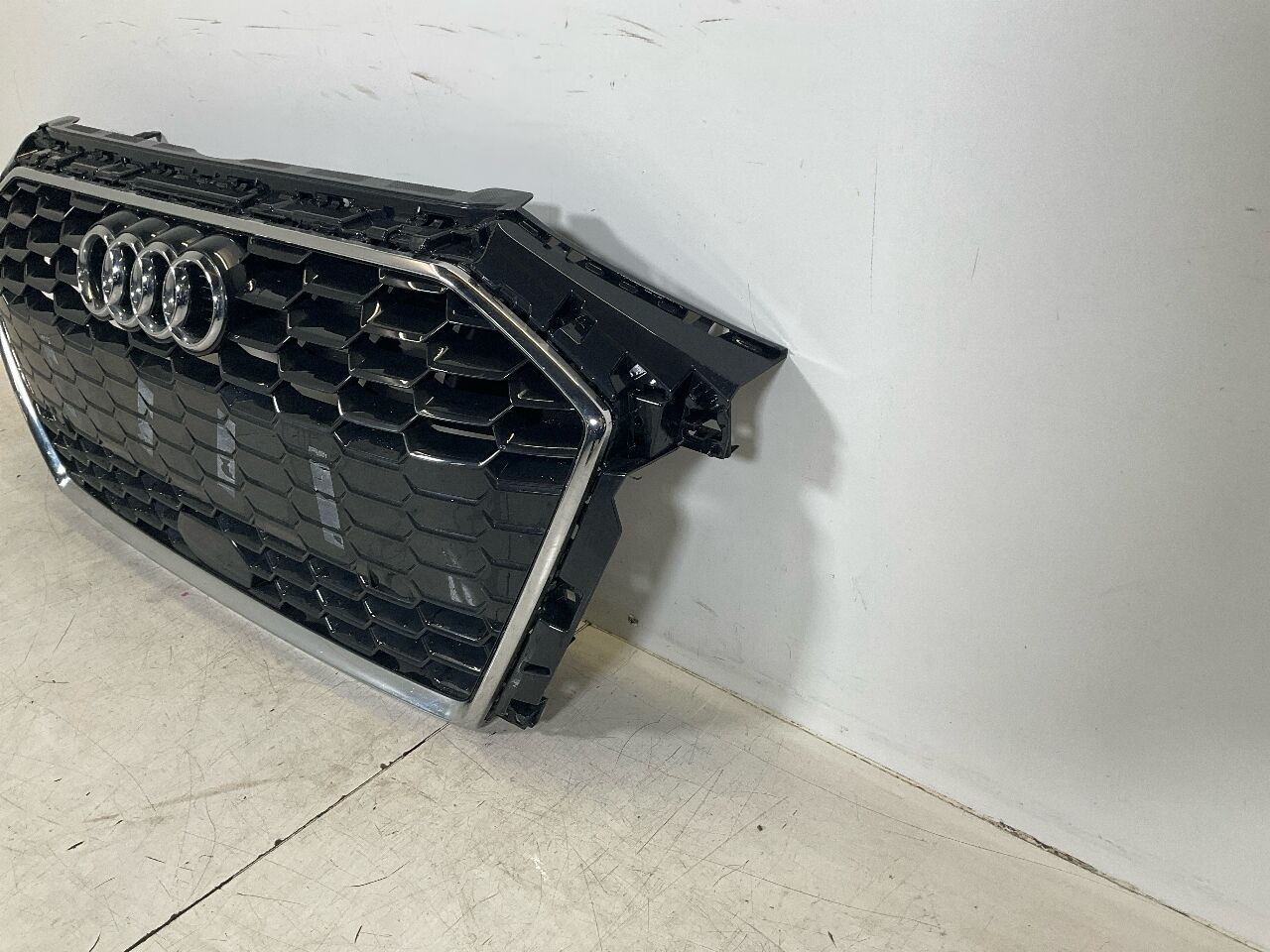 Radiator grille AUDI A3 Sportback (8Y) 35 TFSI  110 kW  150 PS (11.2019-> )