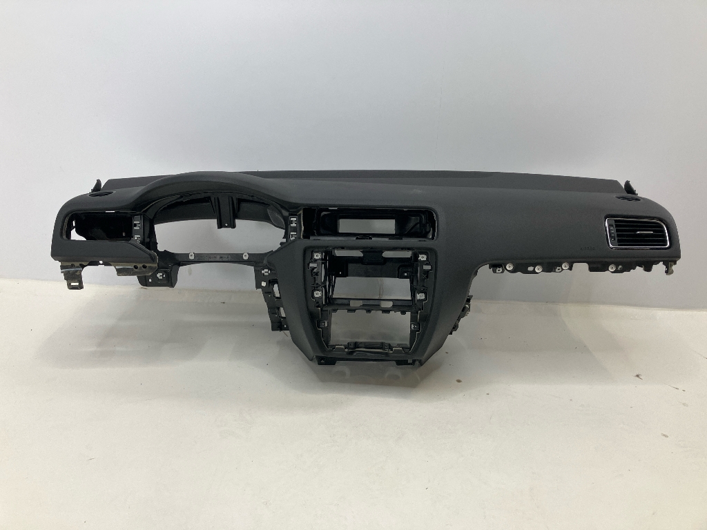 Car dashboard VW Jetta IV (162, 163, AV3, AV2) 1.6 TDI  77 kW  105 PS (04.2010-07.2014)