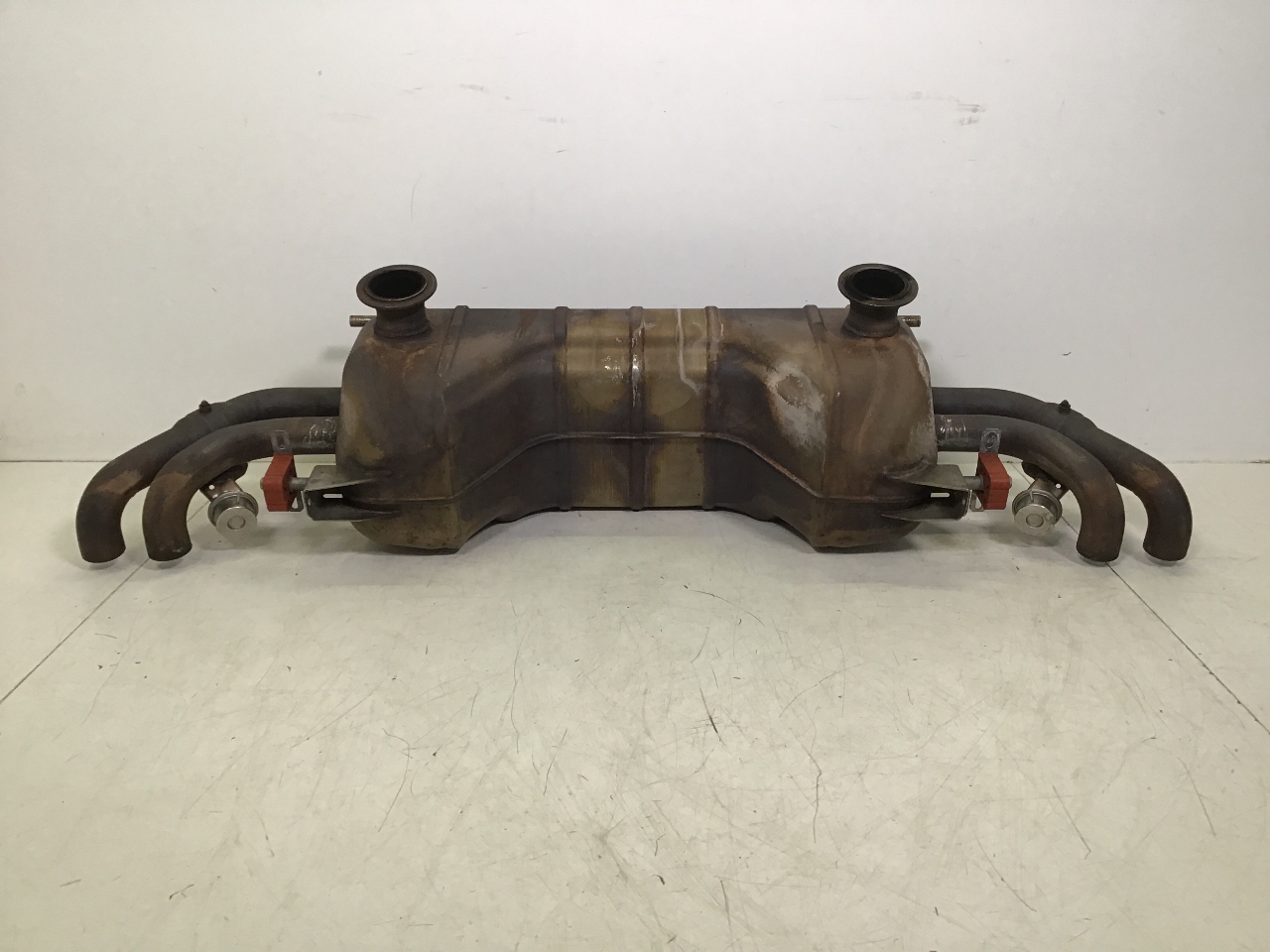 Silencieux arrière AUDI R8 (42) 4.2 FSI quattro  316 kW  430 PS (07.2010-07.2015) Silencieux arrière AUDI R8 (42) 4.2 FSI quattro  316 kW  430 PS (07.2010-07.2015)