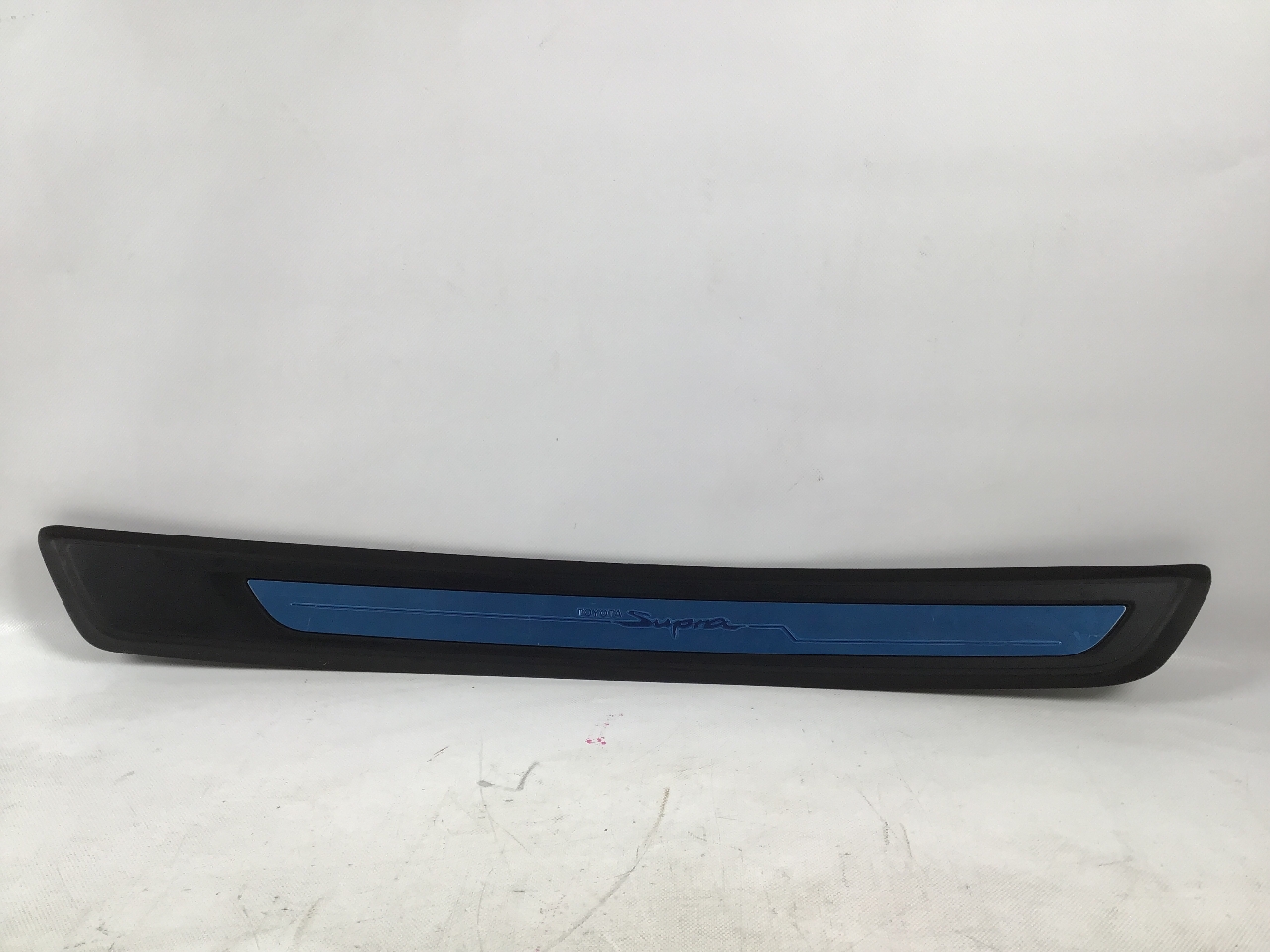 Baguette de seuil gauche TOYOTA Supra (DB) 3.0 GR  250 kW  340 PS (03.2019-> ) Baguette de seuil gauche TOYOTA Supra (DB) 3.0 GR  250 kW  340 PS (03.2019-> )