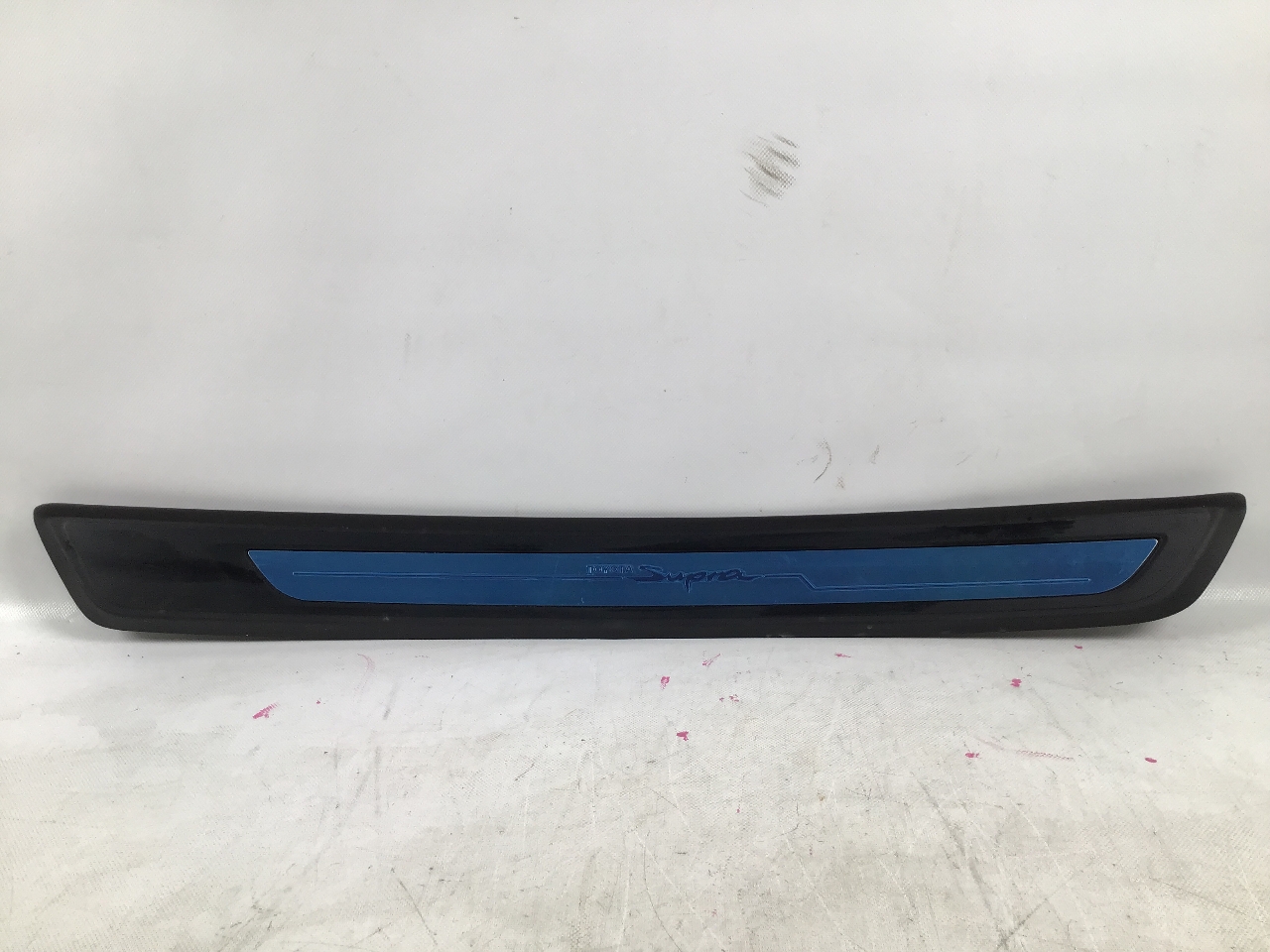 Baguette de seuil gauche TOYOTA Supra (DB) 3.0 GR  250 kW  340 PS (03.2019-> ) Baguette de seuil gauche TOYOTA Supra (DB) 3.0 GR  250 kW  340 PS (03.2019-> )