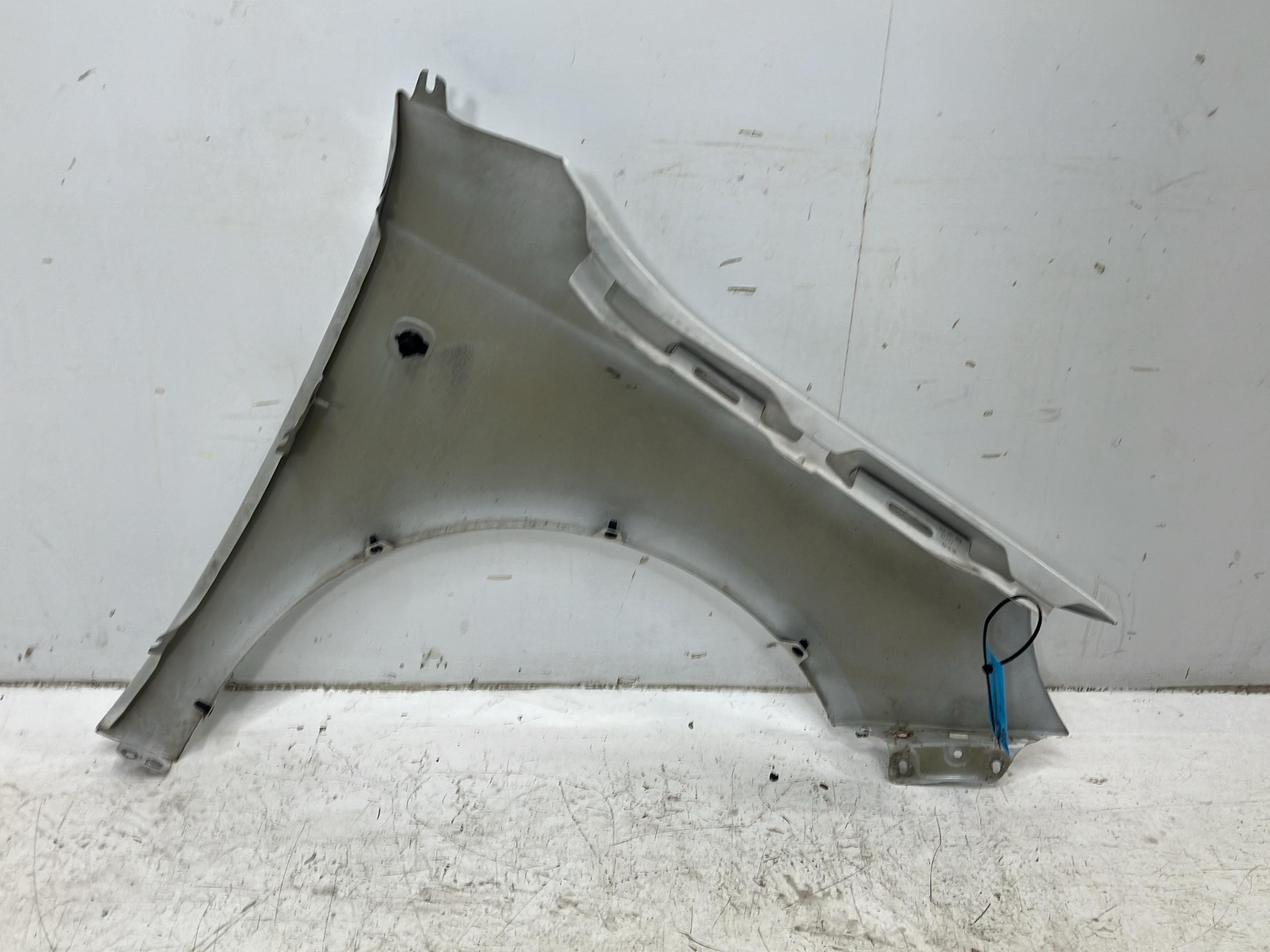 Aile avant gauche SKODA Roomster Praktik (5J) 1.2 DDI  55 kW  75 PS (03.2010-05.2015)