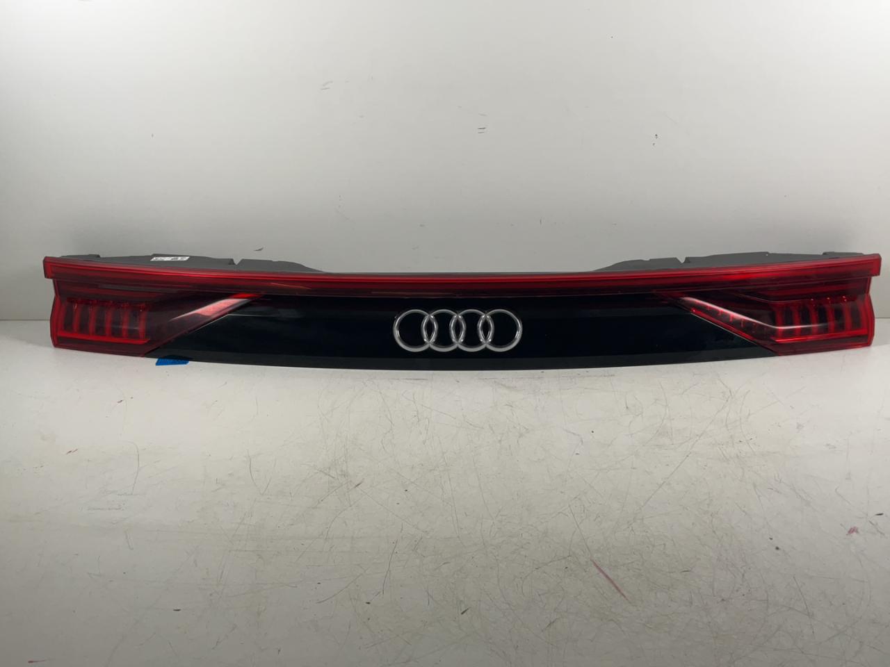 Feu arrière centre AUDI Q8 (4M) 55 TFSI e quattro  250 kW  340 PS (10.2020-> )