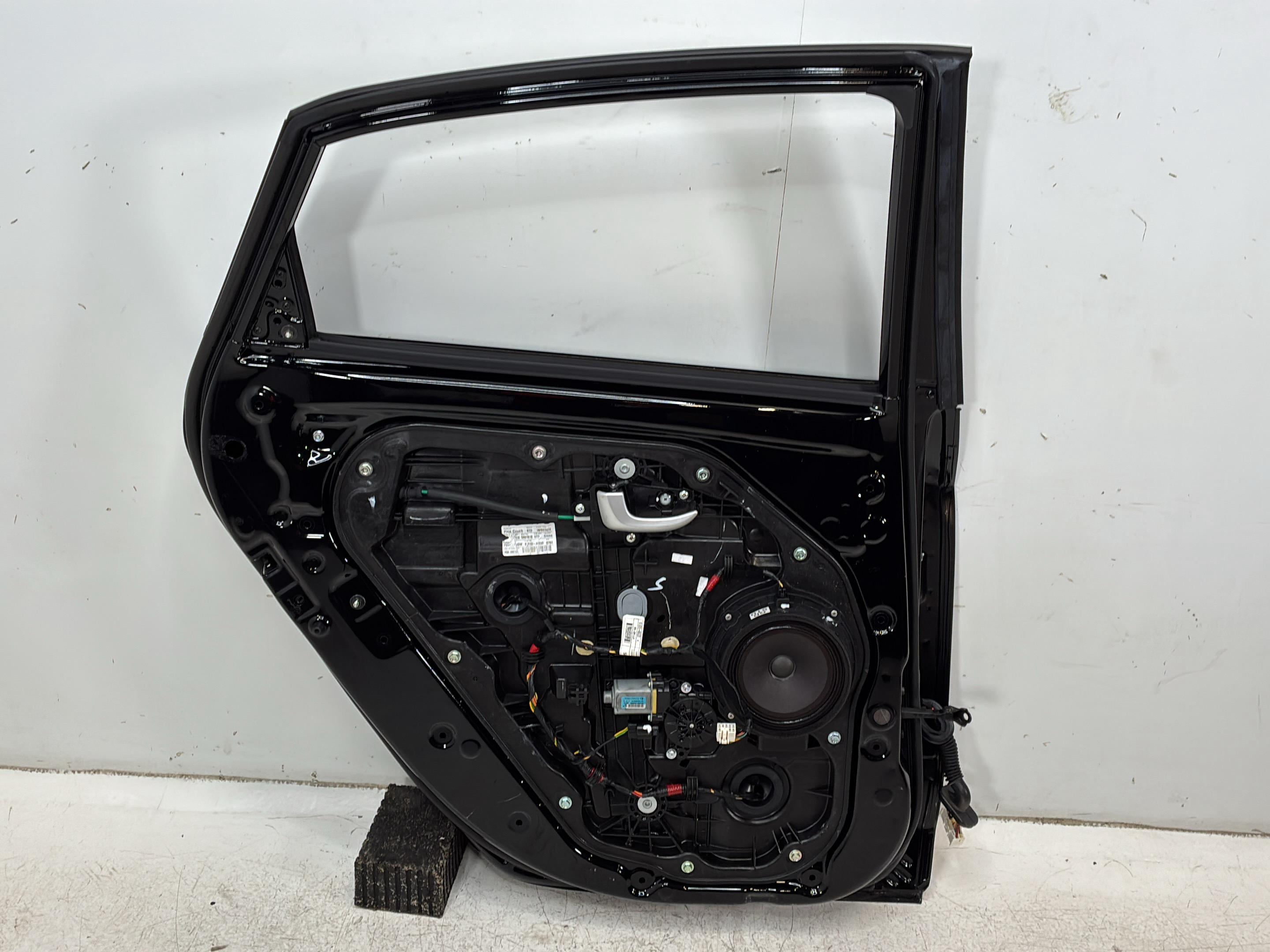 Door left rear HYUNDAI i30 II (GD) 1.4  73 kW  99 PS (12.2011-12.2015)