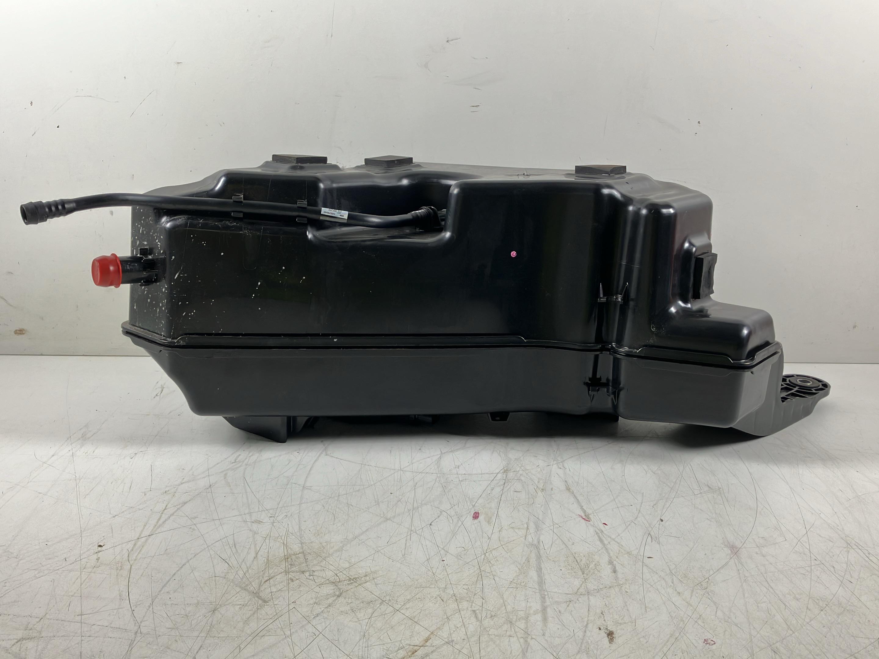 Tank AdBlue BMW X5 (G05, F95) xDrive 40d Mild-Hybrid  250 kW  340 PS (05.2020-> )