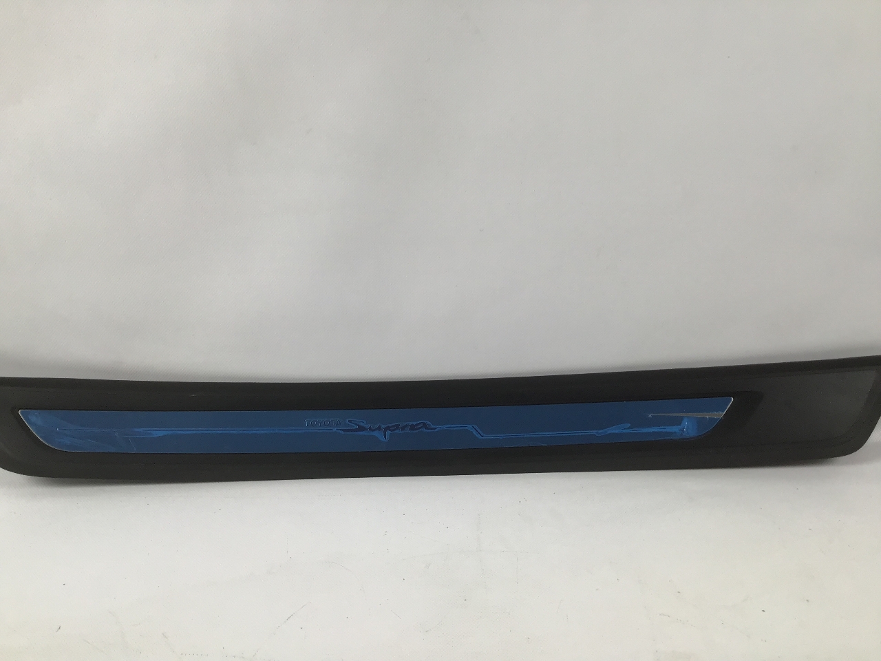 Baguette de seuil droite TOYOTA Supra (DB) 3.0 GR  250 kW  340 PS (03.2019-> ) Baguette de seuil droite TOYOTA Supra (DB) 3.0 GR  250 kW  340 PS (03.2019-> )