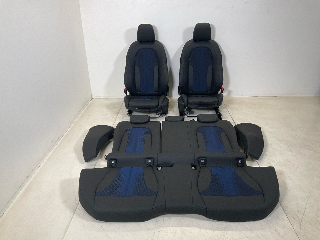 Innenausstattung BMW 1er (F40) 118i  100 kW  136 PS (11.2020-> ) Innenausstattung BMW 1er (F40) 118i  100 kW  136 PS (11.2020-> )