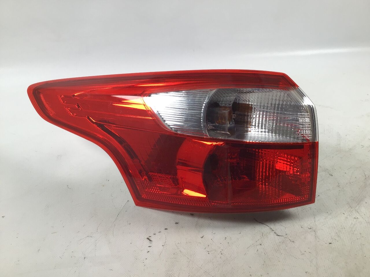 Tail-lamp left outside FORD Focus III Turnier (DYB) 2.0 TDCi  85 kW  116 PS (07.2010-> )