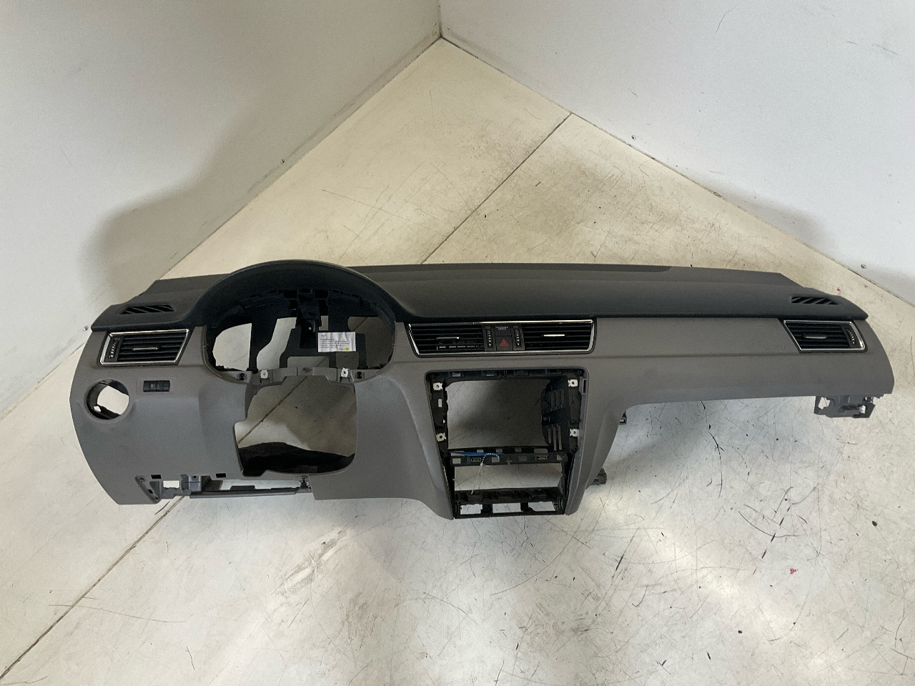 Car dashboard SEAT Toledo IV (KG) 1.2 TSI  77 kW  105 PS (07.2012-06.2015) Car dashboard SEAT Toledo IV (KG) 1.2 TSI  77 kW  105 PS (07.2012-06.2015)