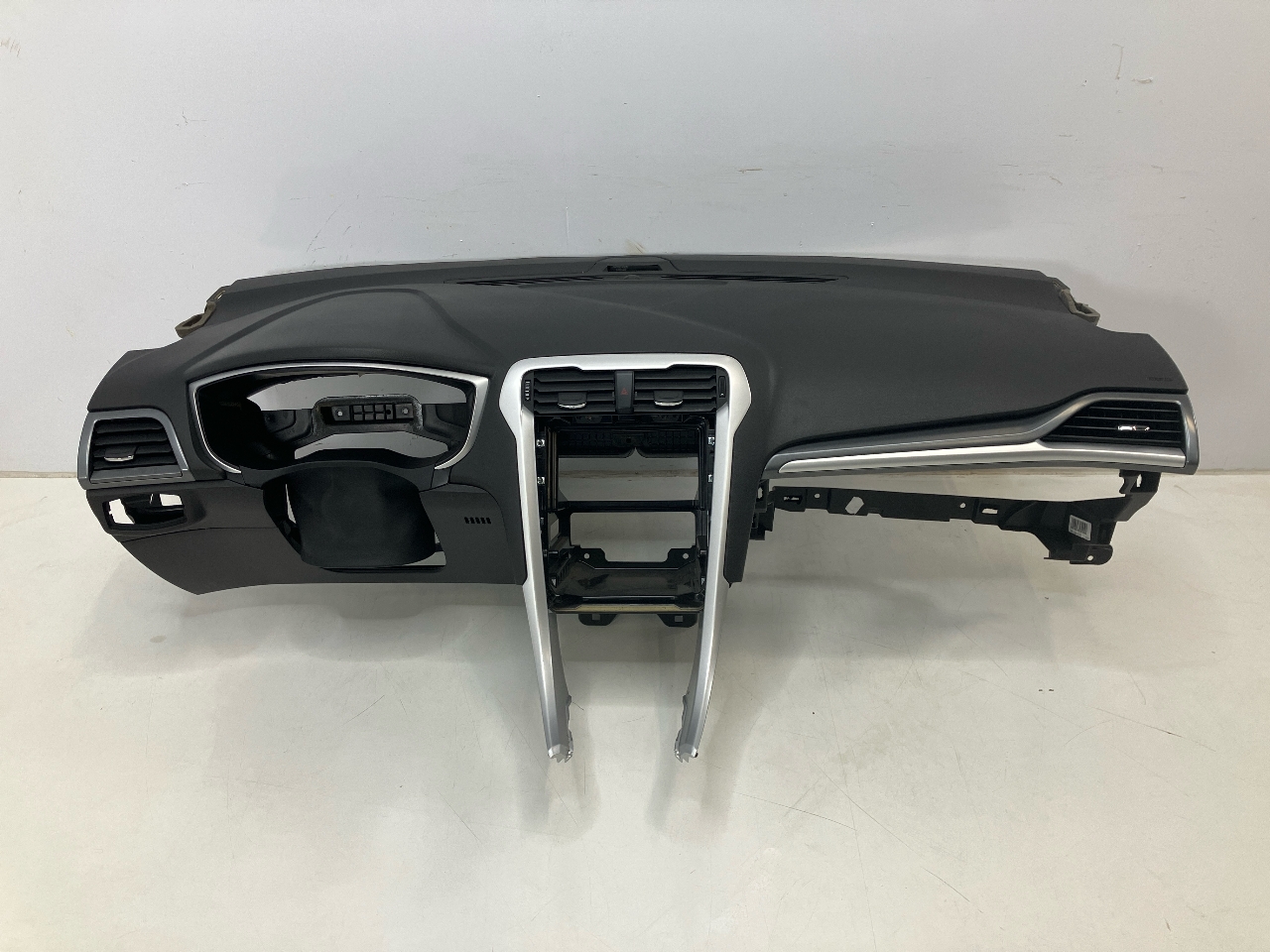 Car dashboard FORD Mondeo V Turnier (CF) 2.0 TDCi  110 kW  150 PS (09.2014-> ) Car dashboard FORD Mondeo V Turnier (CF) 2.0 TDCi  110 kW  150 PS (09.2014-> )