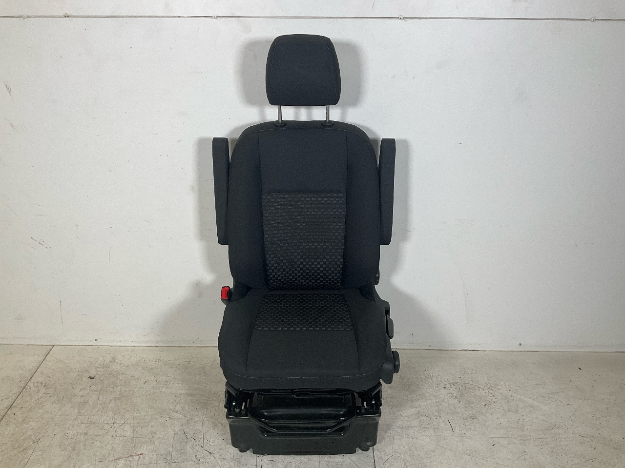 Seat left front FORD Transit V363 Pritsche/Fahrgestell (FED, FFD) 2.0 TDCi  96 kW  130 PS (03.2016-> ) Seat left front FORD Transit V363 Pritsche/Fahrgestell (FED, FFD) 2.0 TDCi  96 kW  130 PS (03.2016-> )