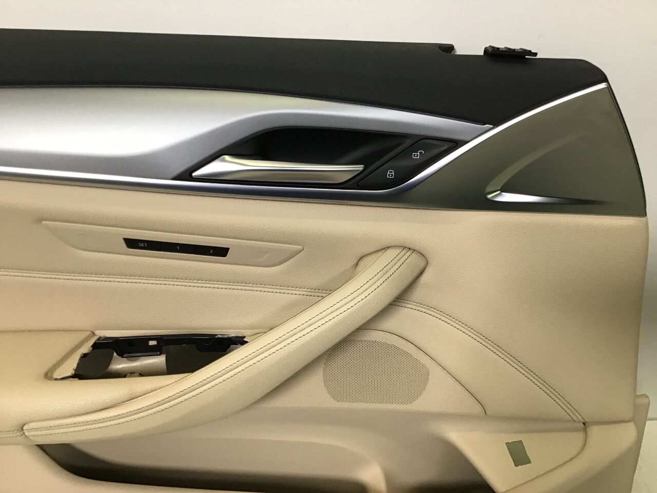 Door panelling left front BMW 5er (G30, F90) 518d  100 kW  136 PS (07.2018-> )