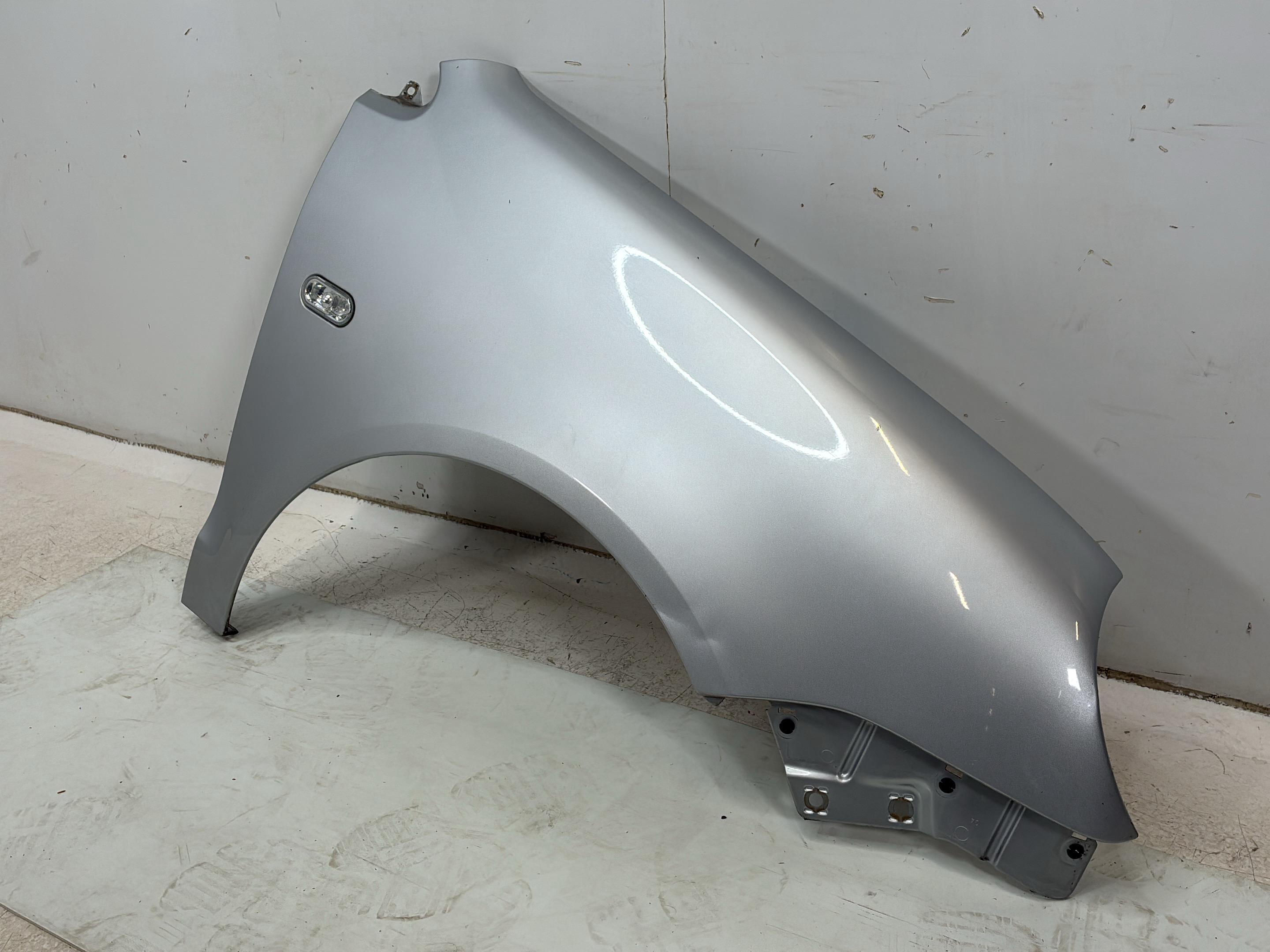 Apărătoare de noroi dreapta față VW Polo IV (9N, 9A) 1.2  47 kW  64 PS (10.2001-07.2007)