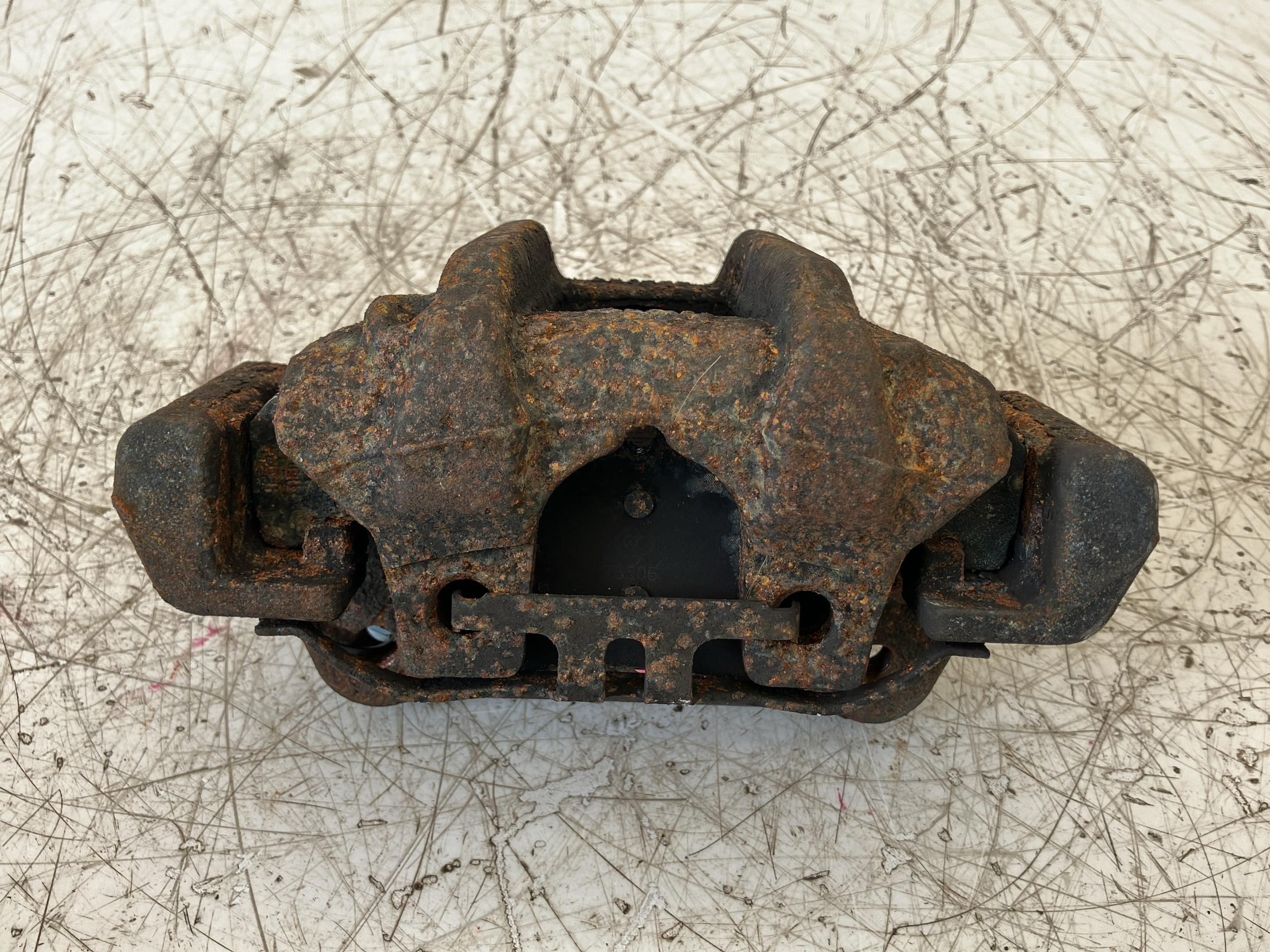 Brake caliper right front BMW 4er Coupe (F32, F82) 420i  135 kW  184 PS (02.2016-> )