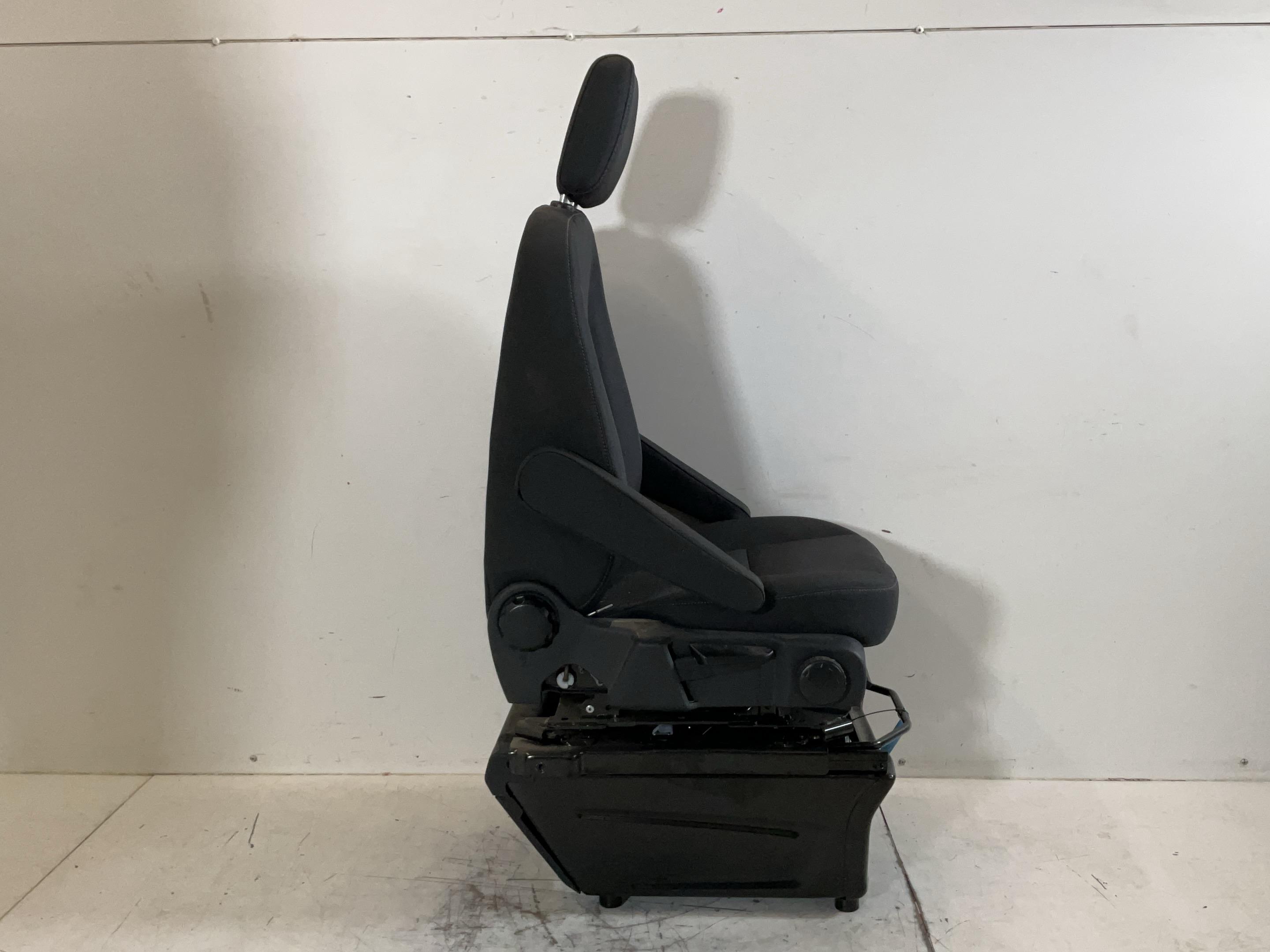 Seat right front FORD Transit V363 Pritsche/Fahrgestell (FED, FFD) 2.0 EcoBlue  121 kW  165 PS (07.2023-> )