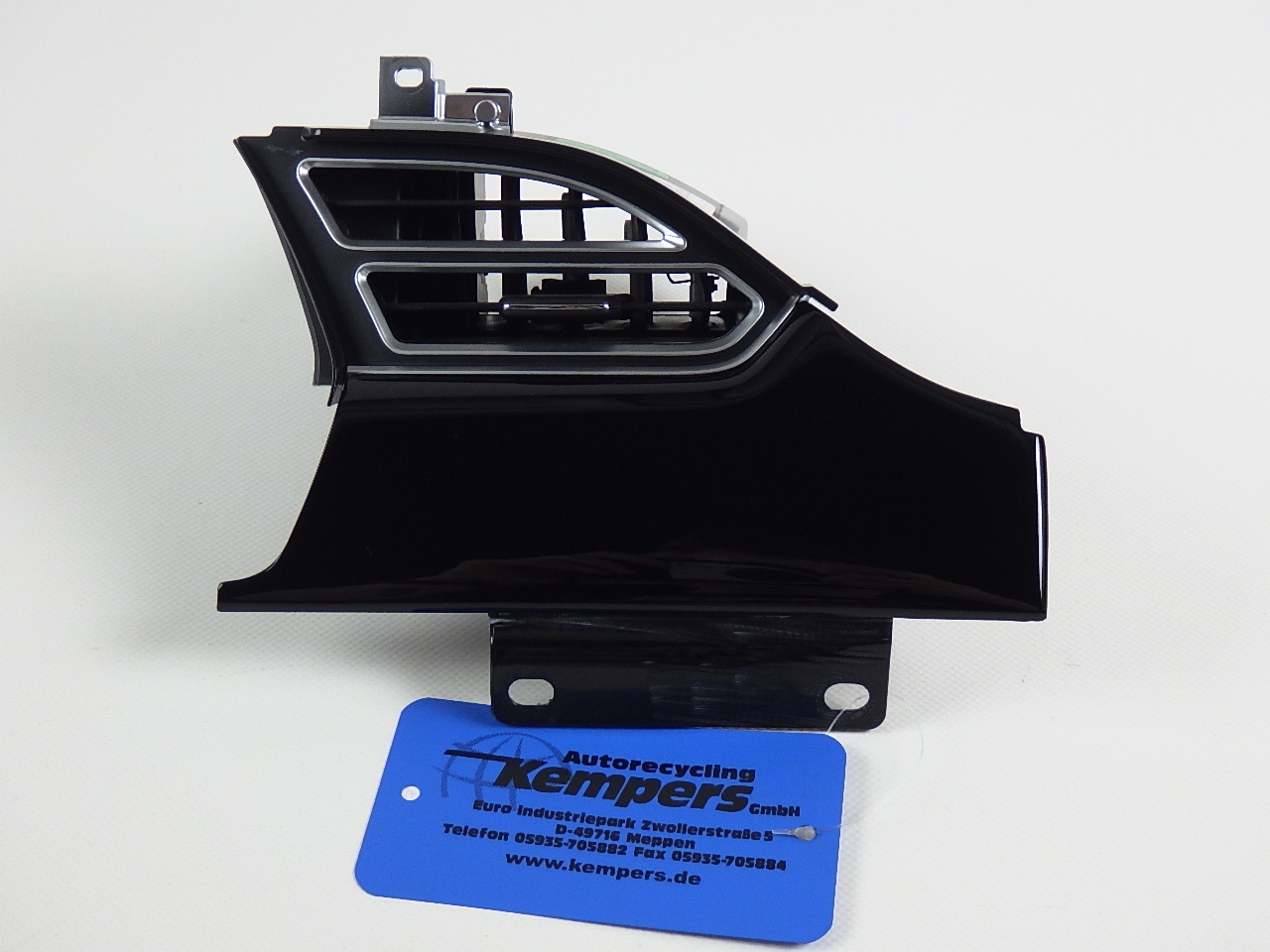 Grille d'aération tableau de bord TESLA Model S (5YJS) 70  285 kW  388 PS (09.2015-> ) Grille d'aération tableau de bord TESLA Model S (5YJS) 70  285 kW  388 PS (09.2015-> )