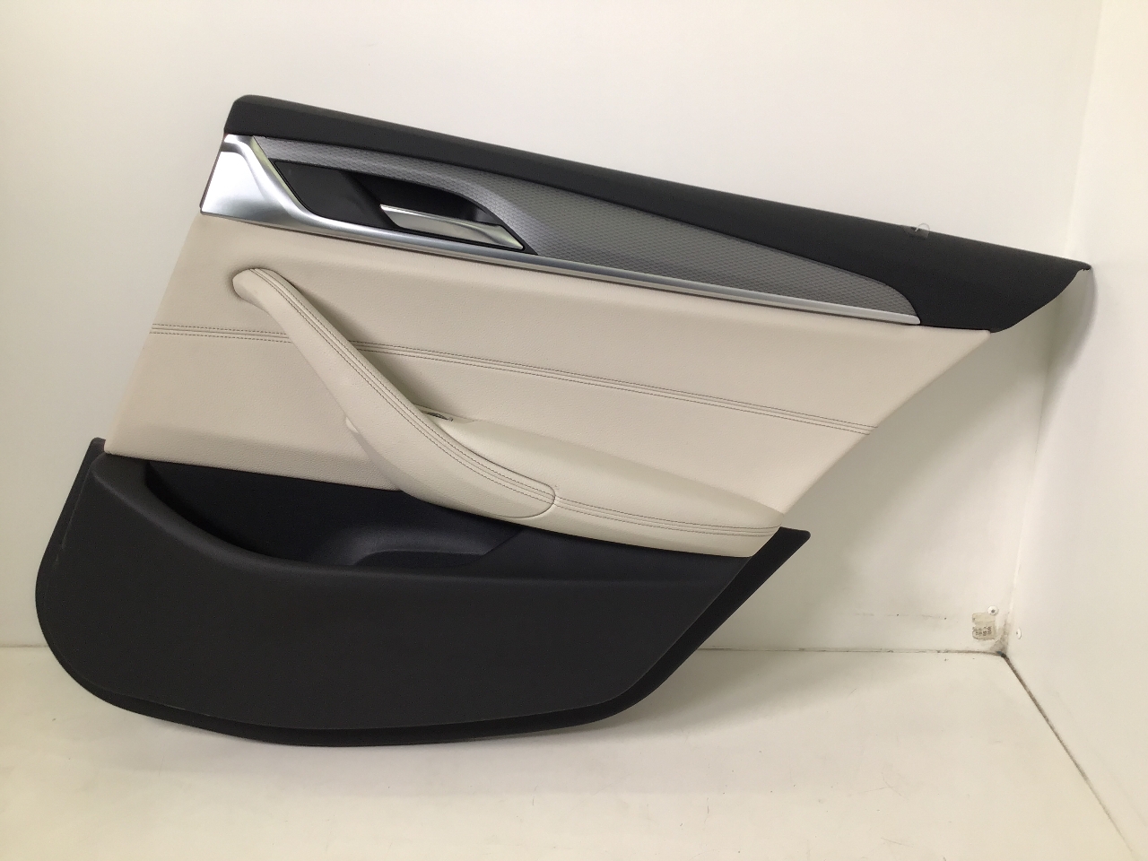 Türverkleidung rechts hinten BMW 5er (G30, F90) M 550d xDrive  294 kW  400 PS (06.2017-> ) Türverkleidung rechts hinten BMW 5er (G30, F90) M 550d xDrive  294 kW  400 PS (06.2017-> )