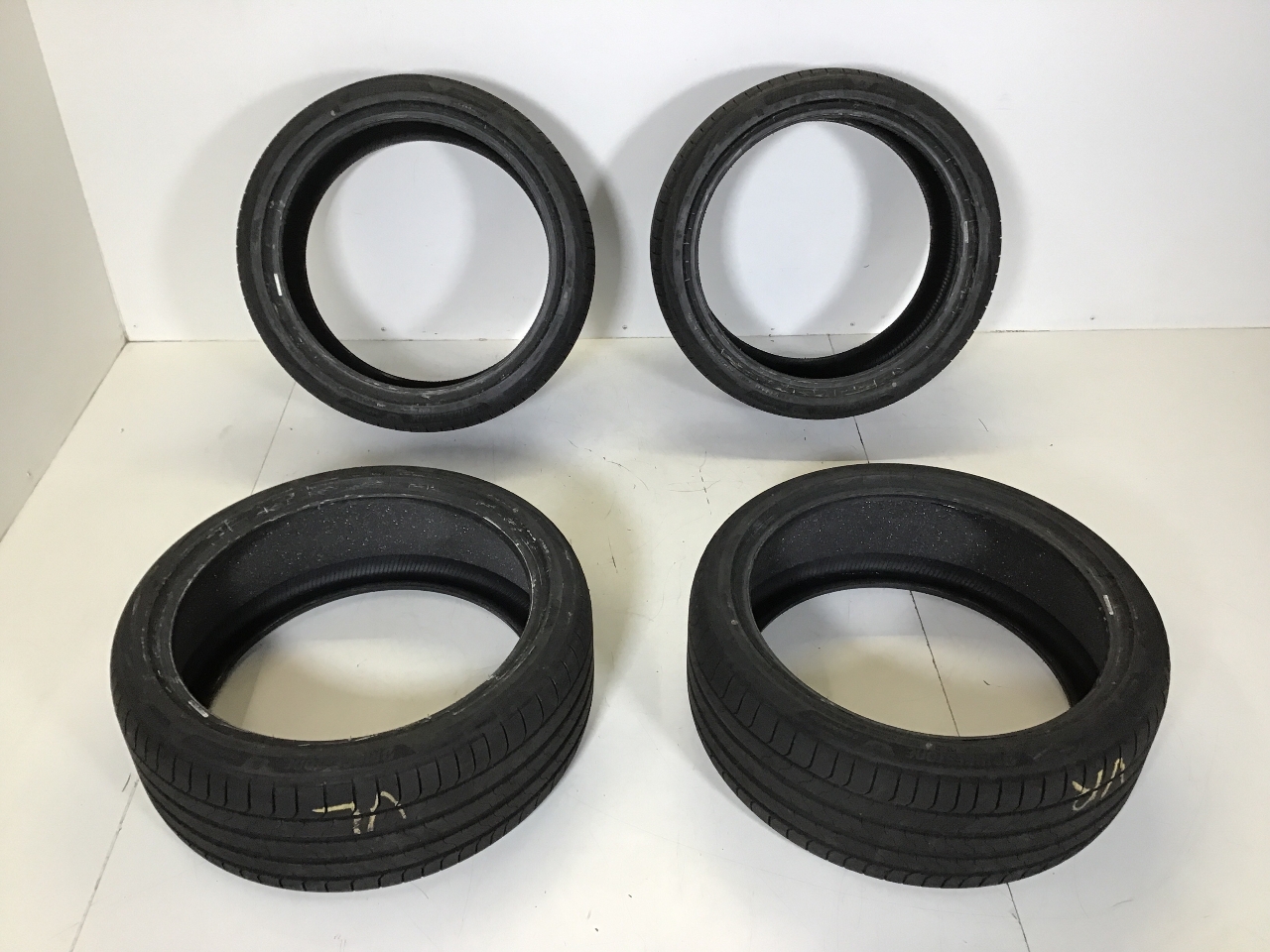 Pneus SONSTIGER HERSTELLER Sonstiges Modell Sonstiger Typ Pneus SONSTIGER HERSTELLER Sonstiges Modell Sonstiger Typ
