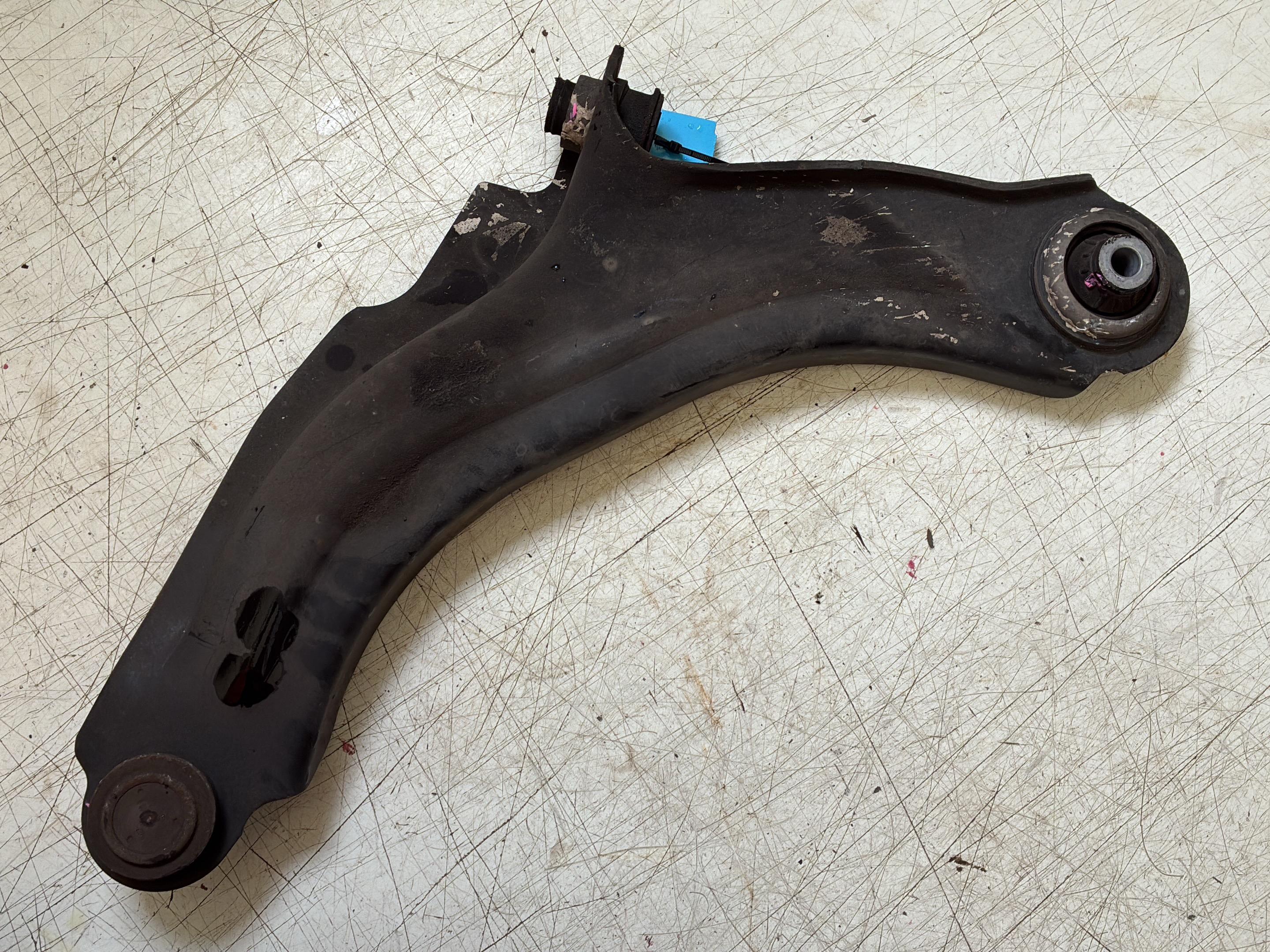 Wishbone right front RENAULT Clio Grandtour IV (R) 1.2 16V  54 kW  73 PS (01.2013-> )