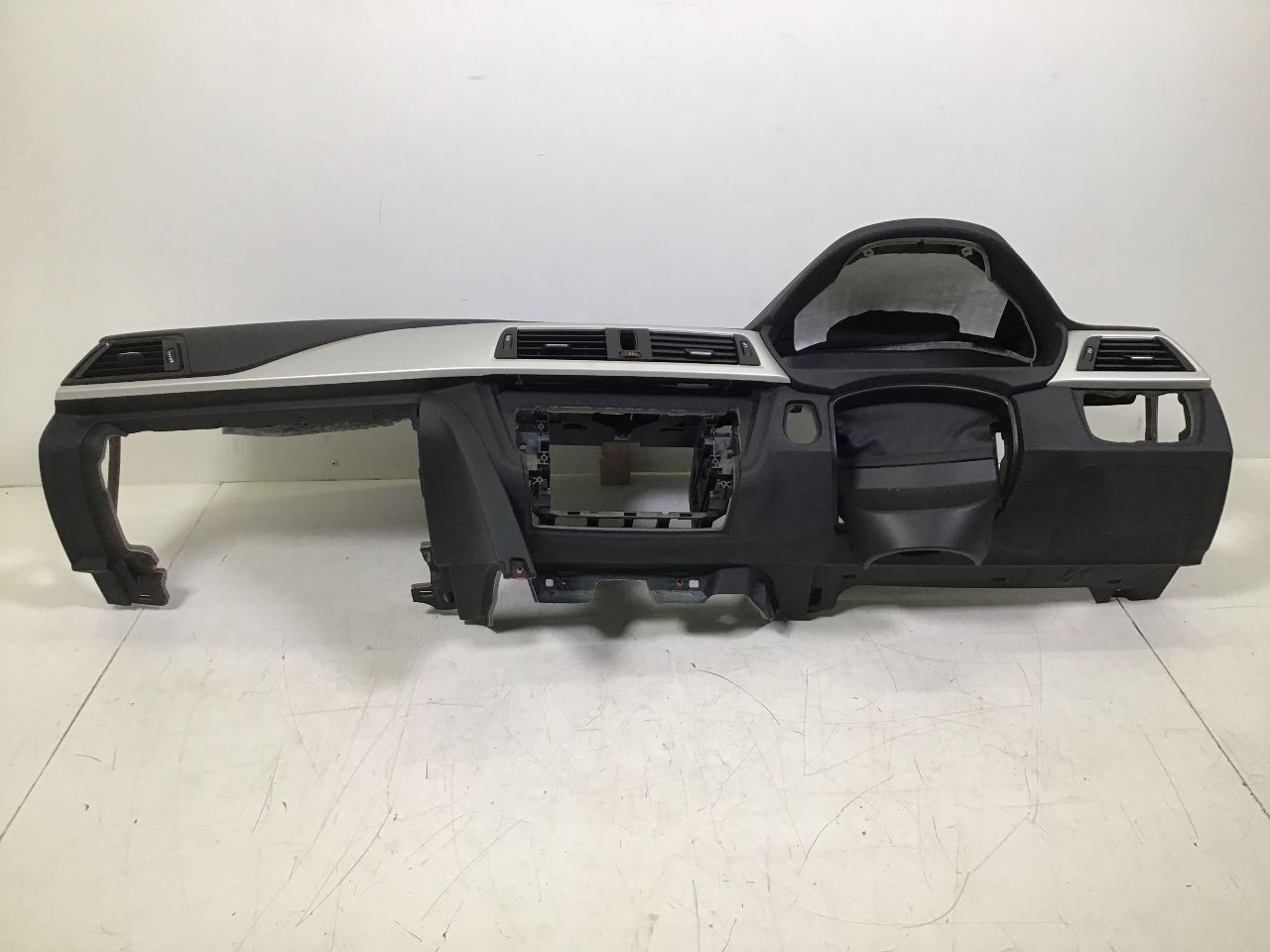 Tableau de bord BMW 3er Touring (F31) 340i xDrive  265 kW  360 PS (07.2015-> ) Tableau de bord BMW 3er Touring (F31) 340i xDrive  265 kW  360 PS (07.2015-> )