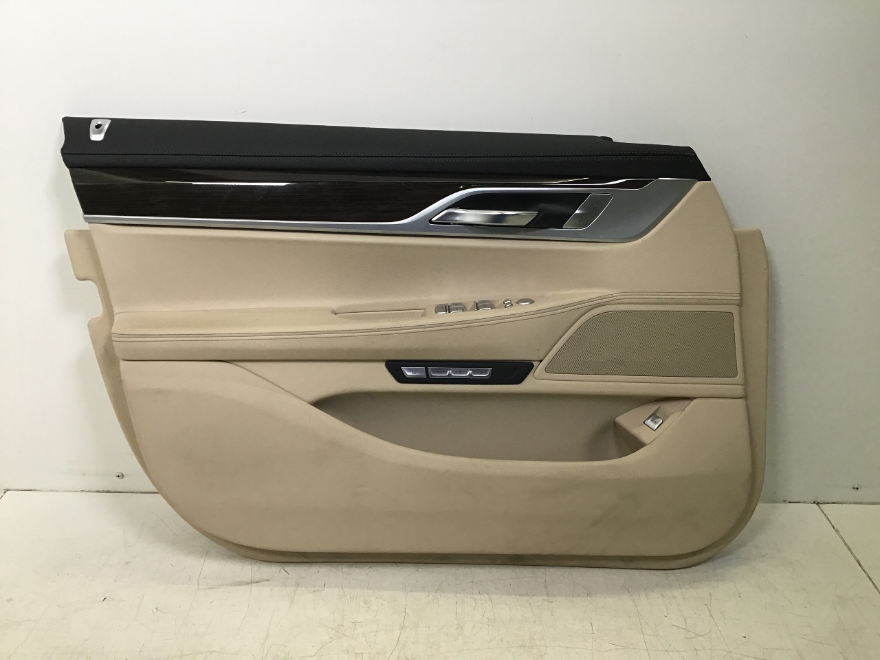 Türverkleidung links vorne BMW 7er (G11, G12) 740Le xDrive  190 kW  258 PS (07.2016-02.2019) Türverkleidung links vorne BMW 7er (G11, G12) 740Le xDrive  190 kW  258 PS (07.2016-02.2019)