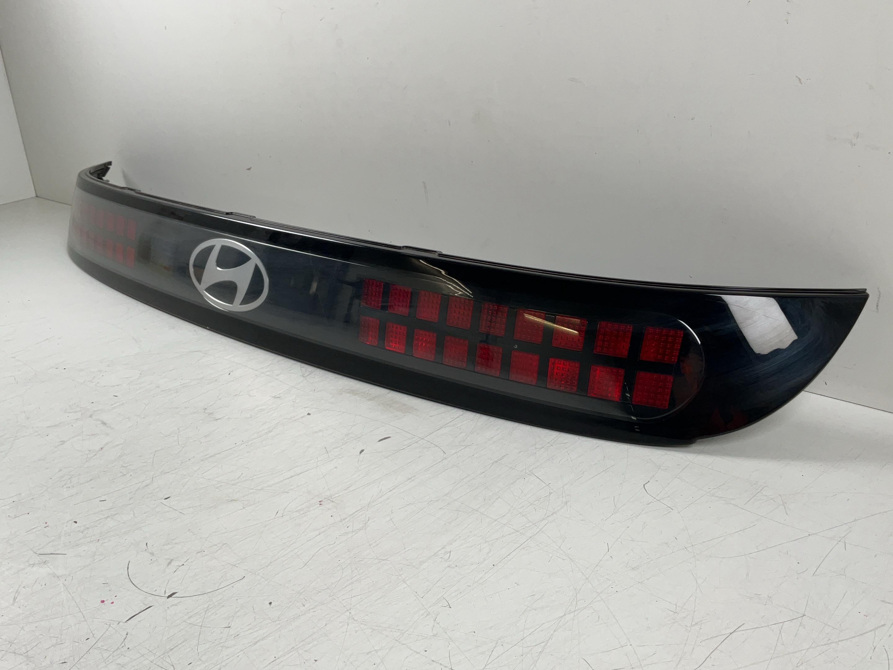 Feu arrière centre HYUNDAI Inster (AX1) EV  71 kW  97 PS (09.2024-> )