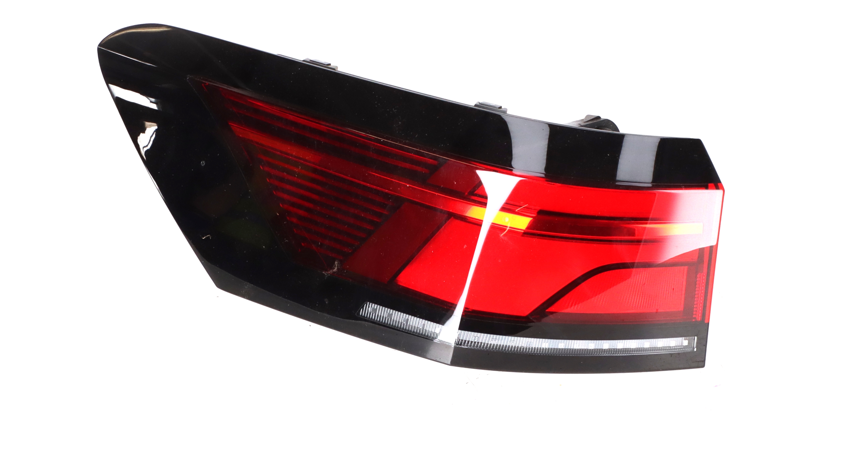 Tail-lamp left VW Passat B9 Variant (CJ5) 1.5 eTSI  110 kW  150 PS (10.2023-> )