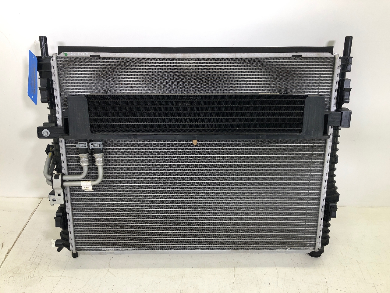 Paquet de radiateurs sans support de serrure FORD USA Mustang VI Convertible 5.0 V8  310 kW  422 PS (07.2015-> ) Paquet de radiateurs sans support de serrure FORD USA Mustang VI Convertible 5.0 V8  310 kW  422 PS (07.2015-> )