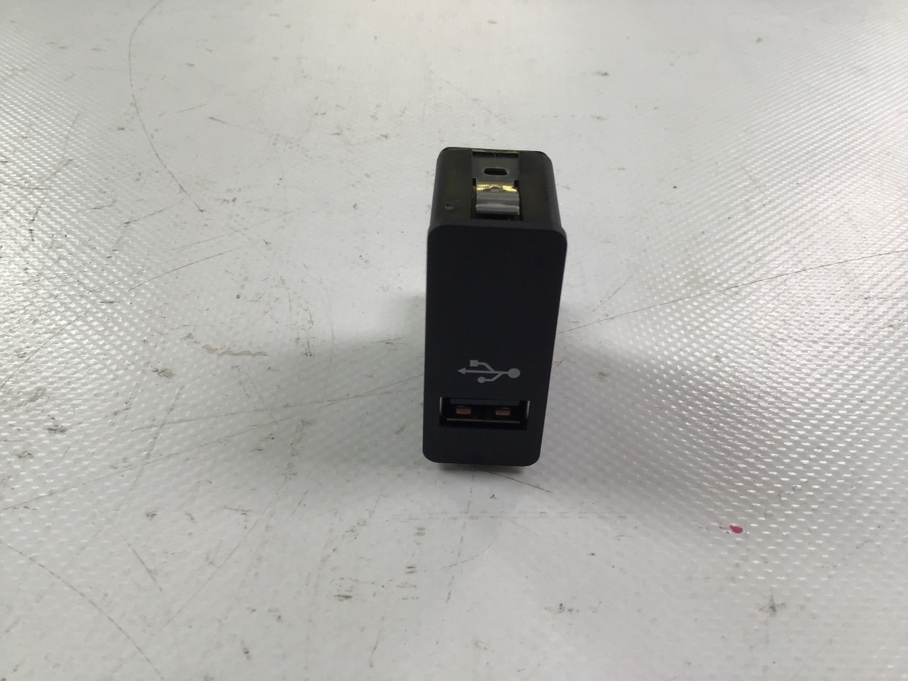 Prise média MINI Mini Countryman (F60) Cooper S  141 kW  192 PS (10.2016-> ) Prise média MINI Mini Countryman (F60) Cooper S  141 kW  192 PS (10.2016-> )