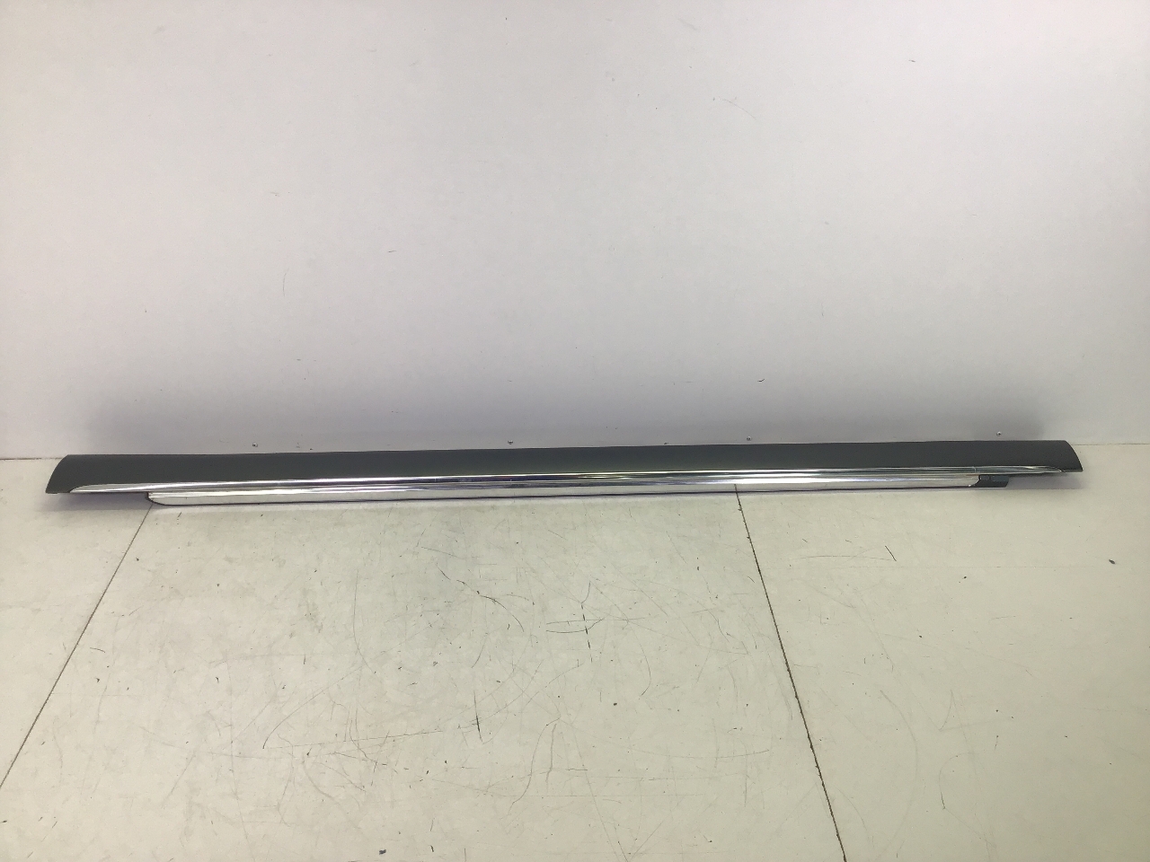 Verkleidung Schweller links AUDI A8 (4H) 3.0 TDI quattro  190 kW  258 PS (10.2013-01.2018) Verkleidung Schweller links AUDI A8 (4H) 3.0 TDI quattro  190 kW  258 PS (10.2013-01.2018)