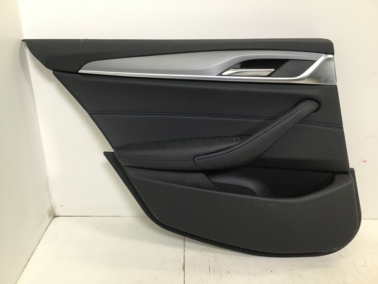 Türverkleidung links hinten BMW 5er (G30, F90) M 550d xDrive  294 kW  400 PS (06.2017-> ) Türverkleidung links hinten BMW 5er (G30, F90) M 550d xDrive  294 kW  400 PS (06.2017-> )