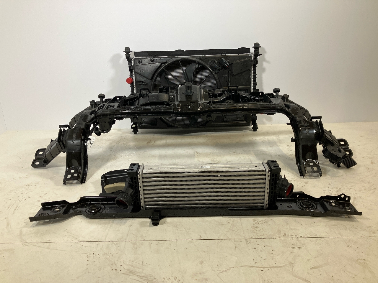 Kühlerpaket mit Schlossträger FORD Transit V363 Pritsche/Fahrgestell (FED, FFD) 2.0 TDCi  125 kW  170 PS (03.2016-> ) Kühlerpaket mit Schlossträger FORD Transit V363 Pritsche/Fahrgestell (FED, FFD) 2.0 TDCi  125 kW  170 PS (03.2016-> )