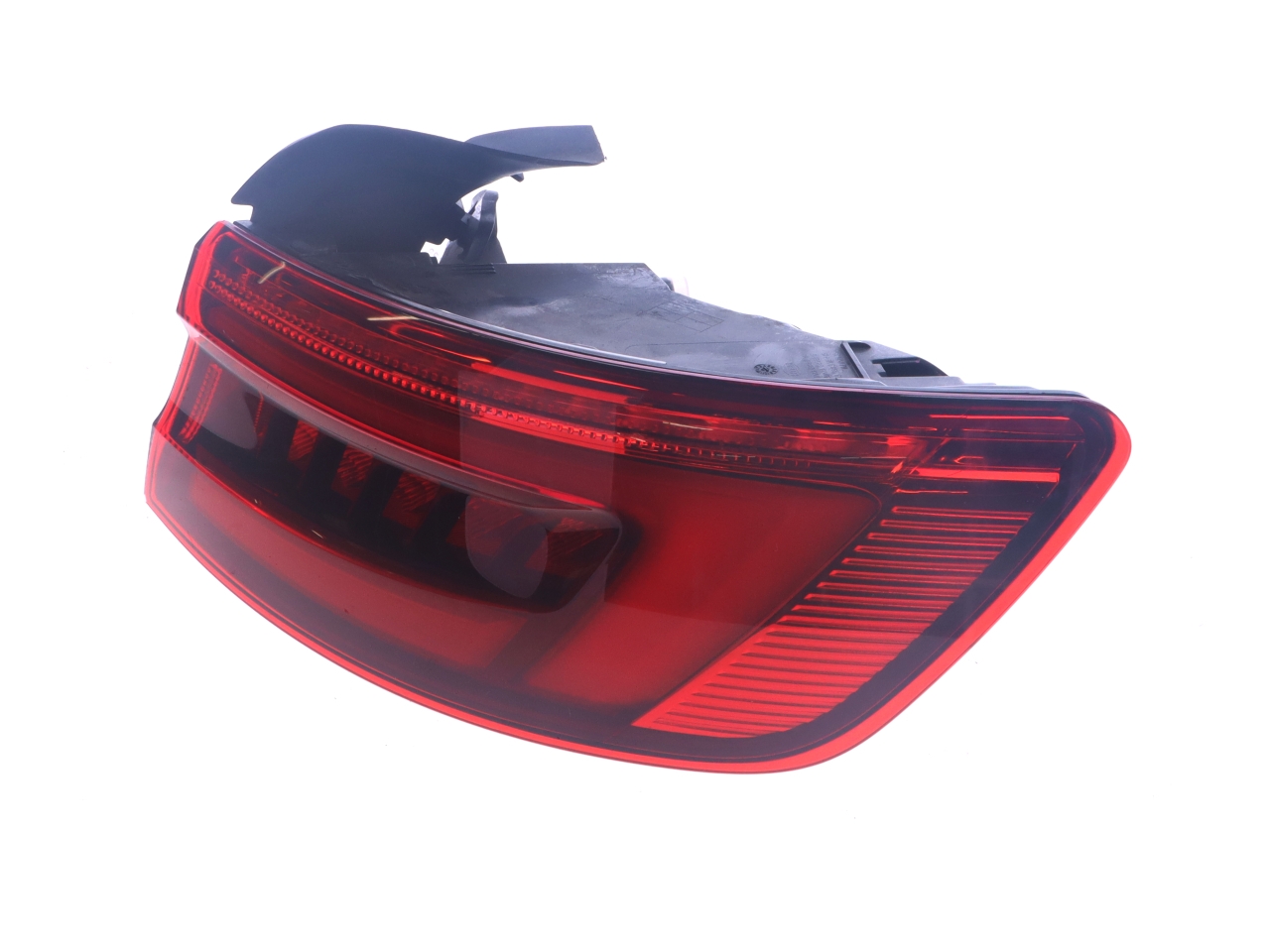 Tail-lamp right outside AUDI A4 (8W, B9) 2.0 TDI  110 kW  150 PS (05.2015-> ) Tail-lamp right outside AUDI A4 (8W, B9) 2.0 TDI  110 kW  150 PS (05.2015-> )