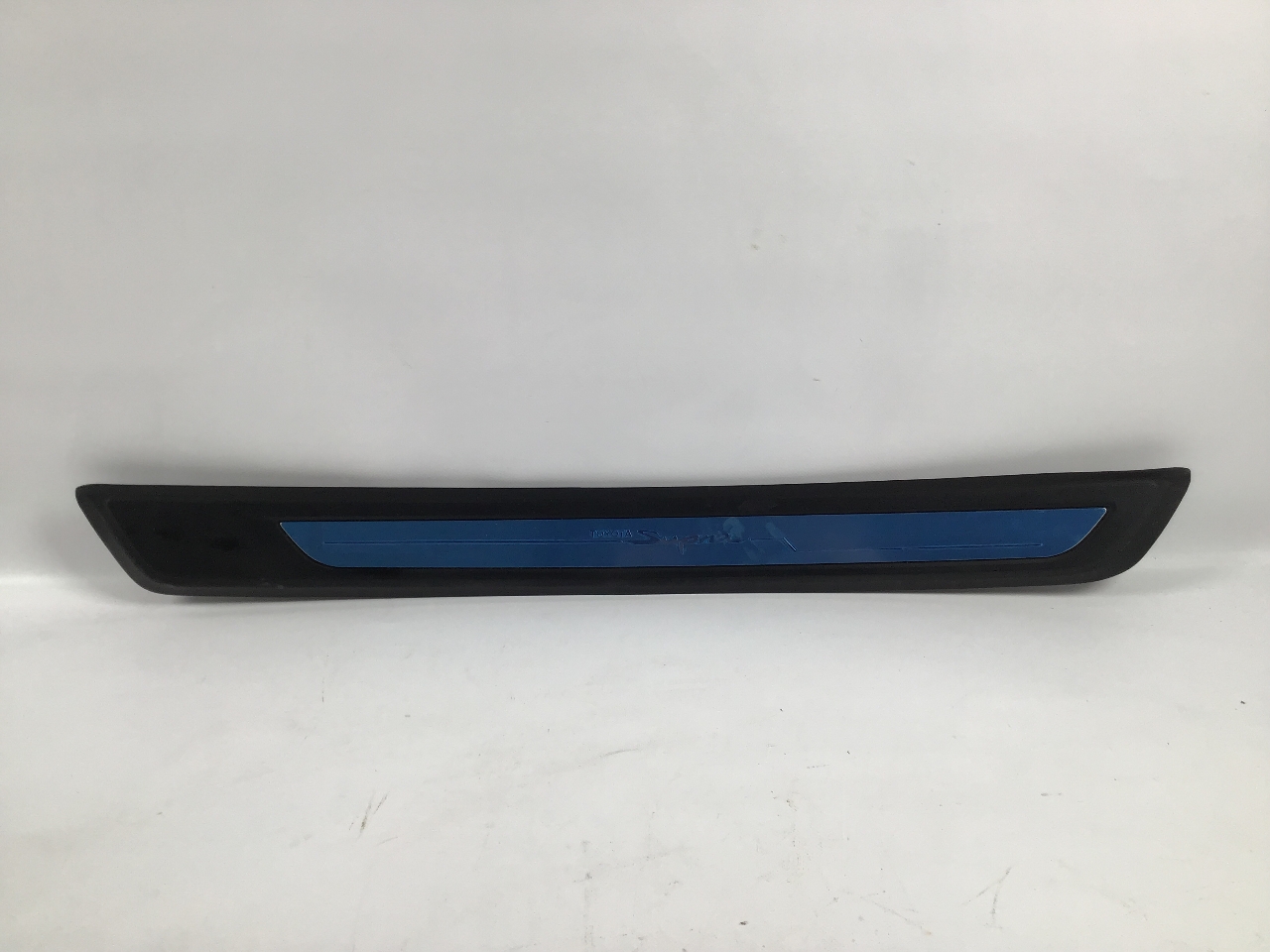 Baguette de seuil gauche TOYOTA Supra (DB) 2.0  190 kW  258 PS (06.2019-> ) Baguette de seuil gauche TOYOTA Supra (DB) 2.0  190 kW  258 PS (06.2019-> )