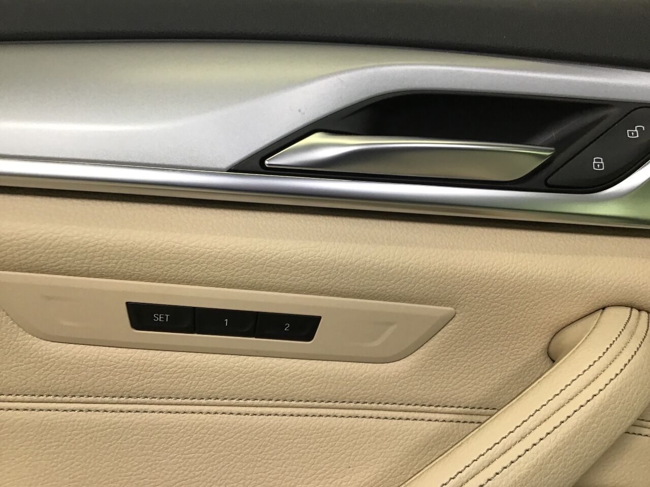 Door panelling left front BMW 5er (G30, F90) 518d  100 kW  136 PS (07.2018-> )