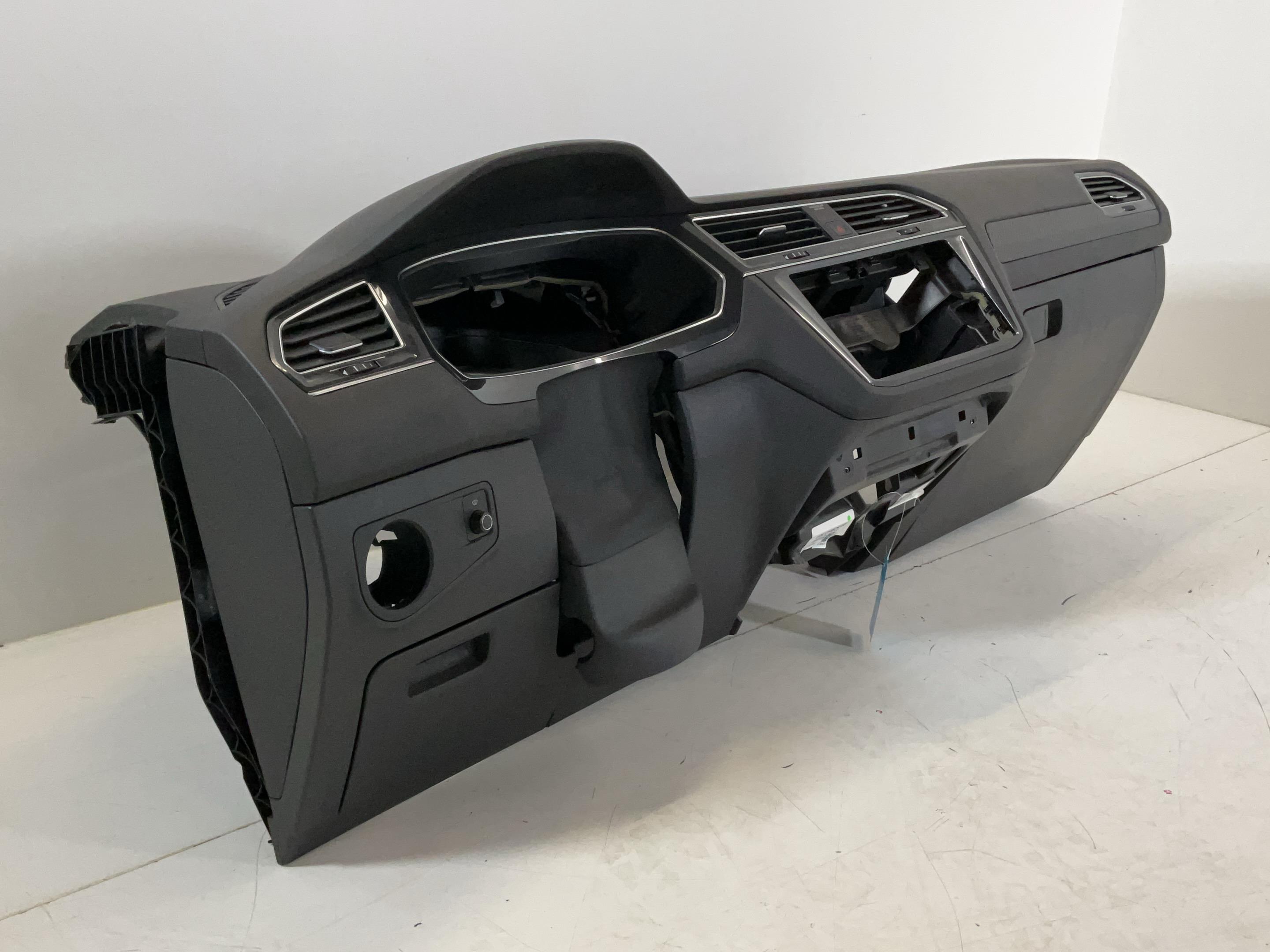 Car dashboard VW Tiguan Allspace (BW2) 2.0 TDI 4motion  147 kW  200 PS (06.2020-> )