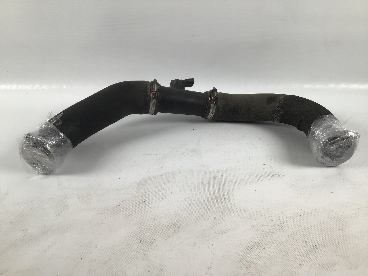 Tuyau d'air de suralimentation AUDI A8 (4H) 3.0 TDI quattro  184 kW  250 PS (07.2010-01.2018) Tuyau d'air de suralimentation AUDI A8 (4H) 3.0 TDI quattro  184 kW  250 PS (07.2010-01.2018)