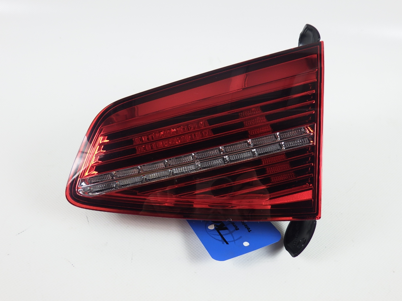 Tail-lamp inside right VW Passat B8 (3G) 2.0 TSI 4motion  206 kW  280 PS (05.2015-> ) Tail-lamp inside right VW Passat B8 (3G) 2.0 TSI 4motion  206 kW  280 PS (05.2015-> )