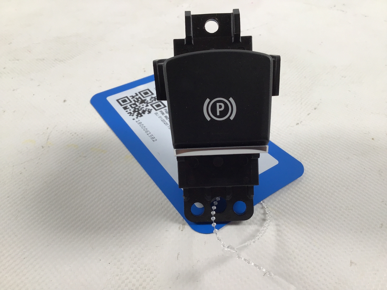 Switch for fixing brake TOYOTA Supra (DB) 3.0 GR  250 kW  340 PS (03.2019-> ) Switch for fixing brake TOYOTA Supra (DB) 3.0 GR  250 kW  340 PS (03.2019-> )