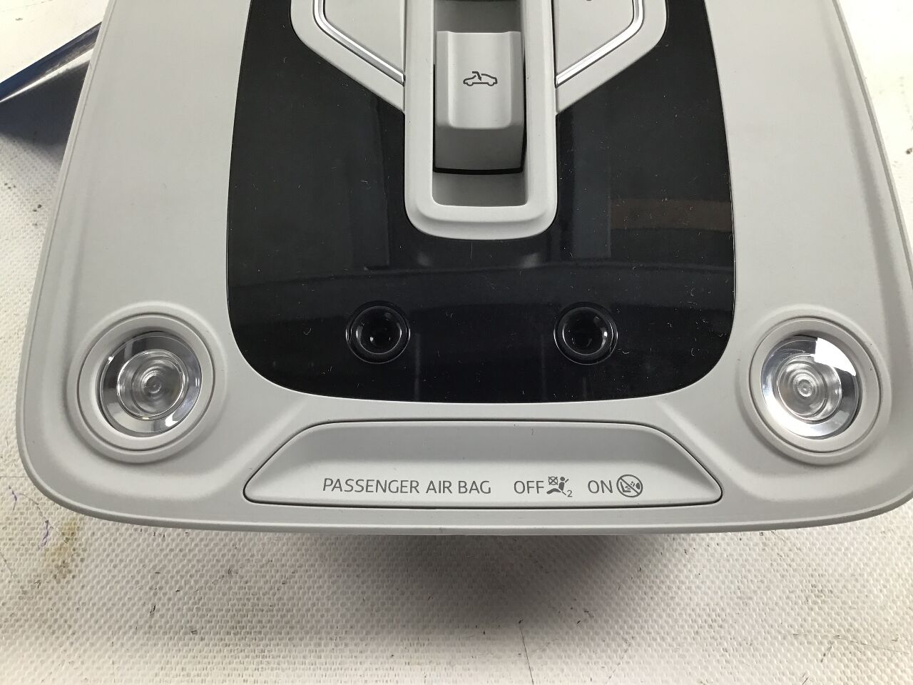 Interior light front AUDI E-TRON (GEN) Electric quattro  300 kW  408 PS (09.2018-> )