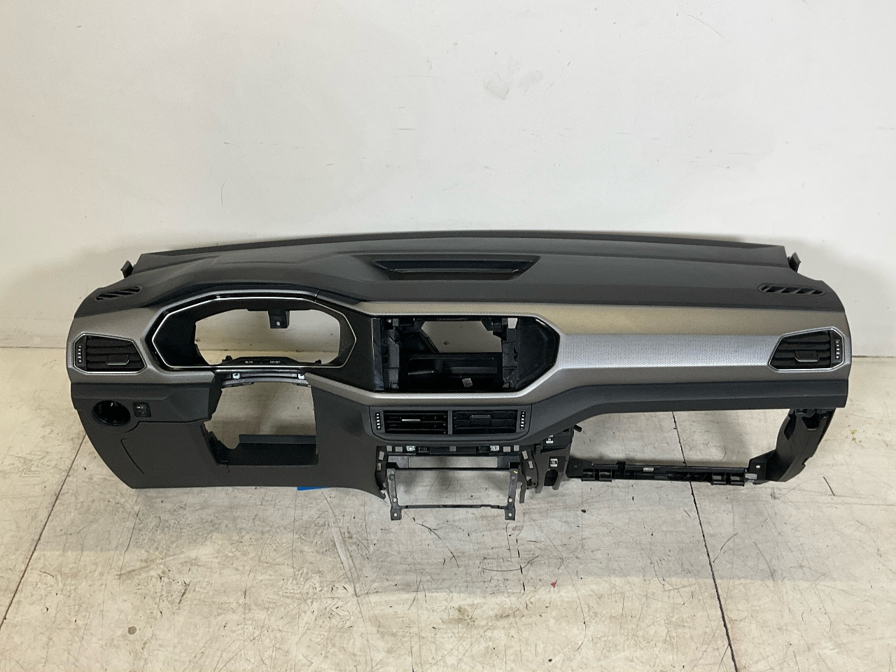 Car dashboard VW T-Cross (C11) 1.0 TSI  81 kW  110 PS (06.2020-> )