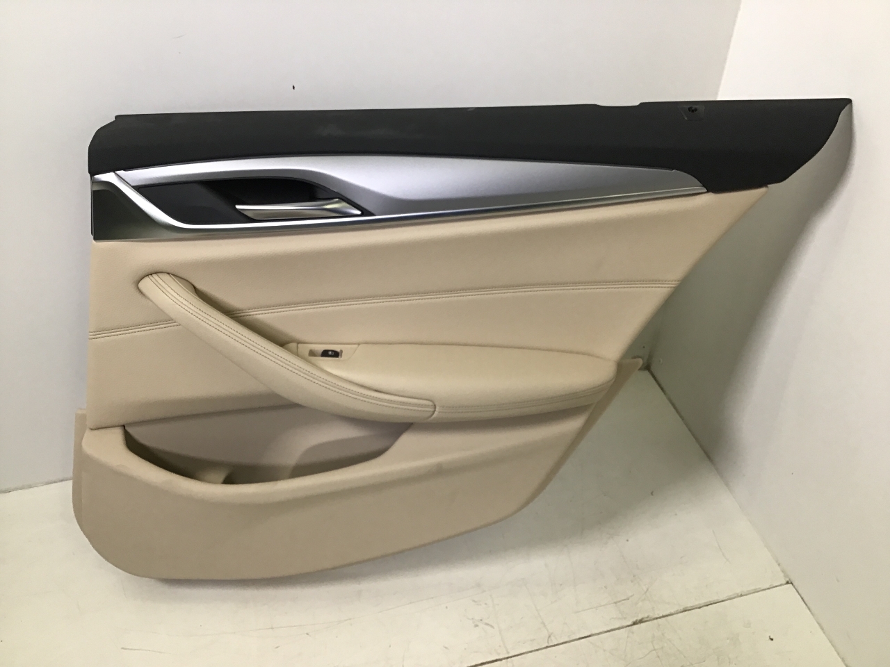 Türverkleidung rechts hinten BMW 5er (G30, F90) M 550d xDrive  294 kW  400 PS (06.2017-> ) Türverkleidung rechts hinten BMW 5er (G30, F90) M 550d xDrive  294 kW  400 PS (06.2017-> )