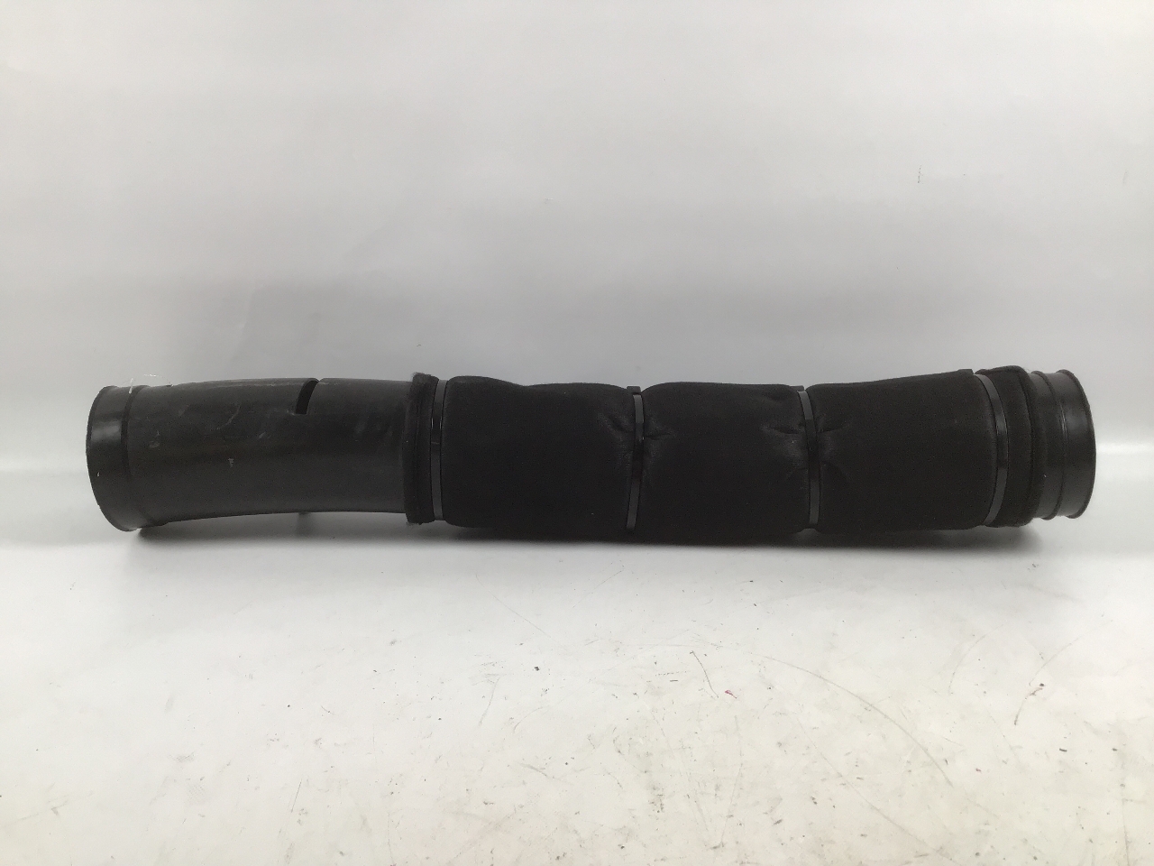 Tube d'aspiration pour alimentation en air FERRARI 458 4.5  416 kW  566 PS (12.2009-> ) Tube d'aspiration pour alimentation en air FERRARI 458 4.5  416 kW  566 PS (12.2009-> )