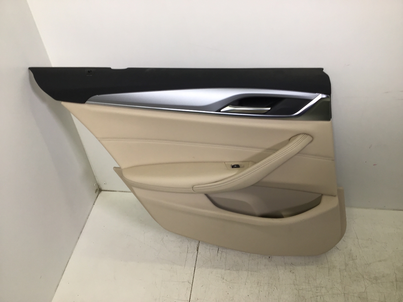 Türverkleidung links hinten BMW 5er (G30, F90) M 550d xDrive  294 kW  400 PS (06.2017-> ) Türverkleidung links hinten BMW 5er (G30, F90) M 550d xDrive  294 kW  400 PS (06.2017-> )