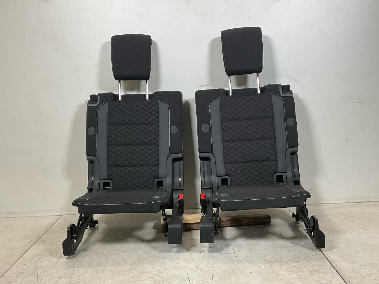 3. Sitzreihe VW Touran II (5T) 2.0 TDI  110 kW  150 PS (05.2015-> ) 3. Sitzreihe VW Touran II (5T) 2.0 TDI  110 kW  150 PS (05.2015-> )