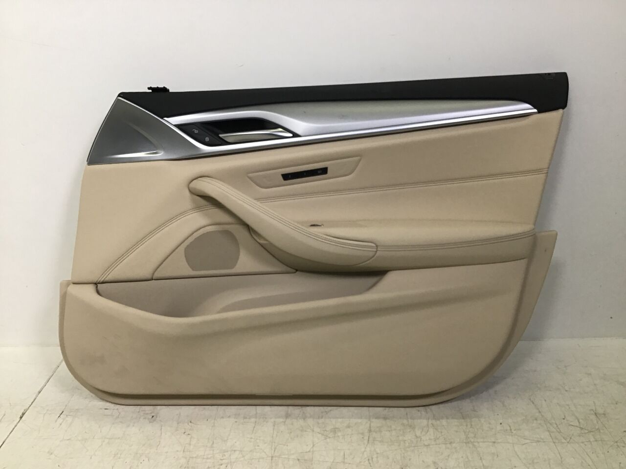 Door panelling right front BMW 5er (G30, F90) 518d  100 kW  136 PS (07.2018-> )