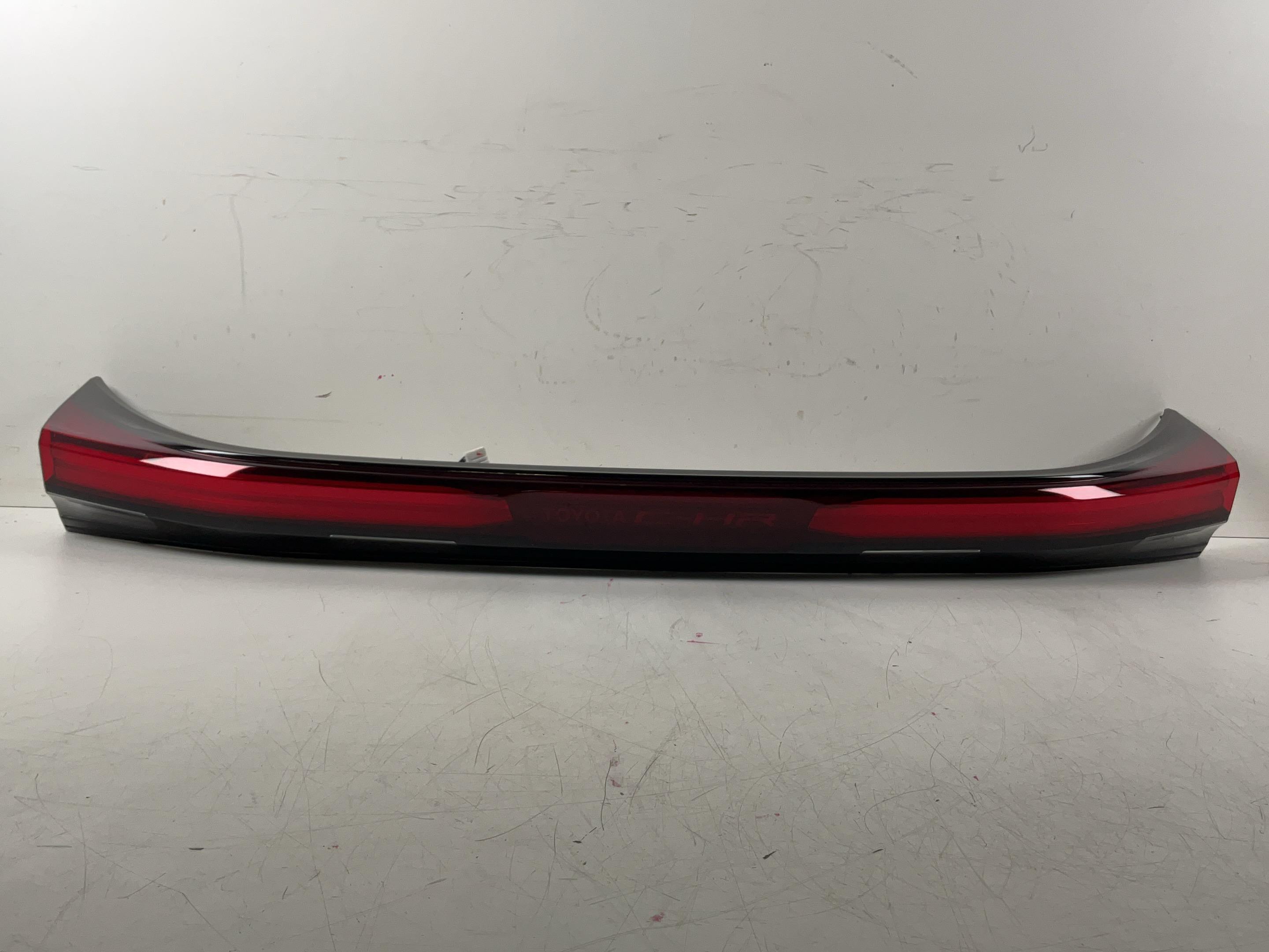 Feu arrière centre TOYOTA C-HR (X1) 1.8 Hybrid  72 kW  98 PS (10.2016-> )