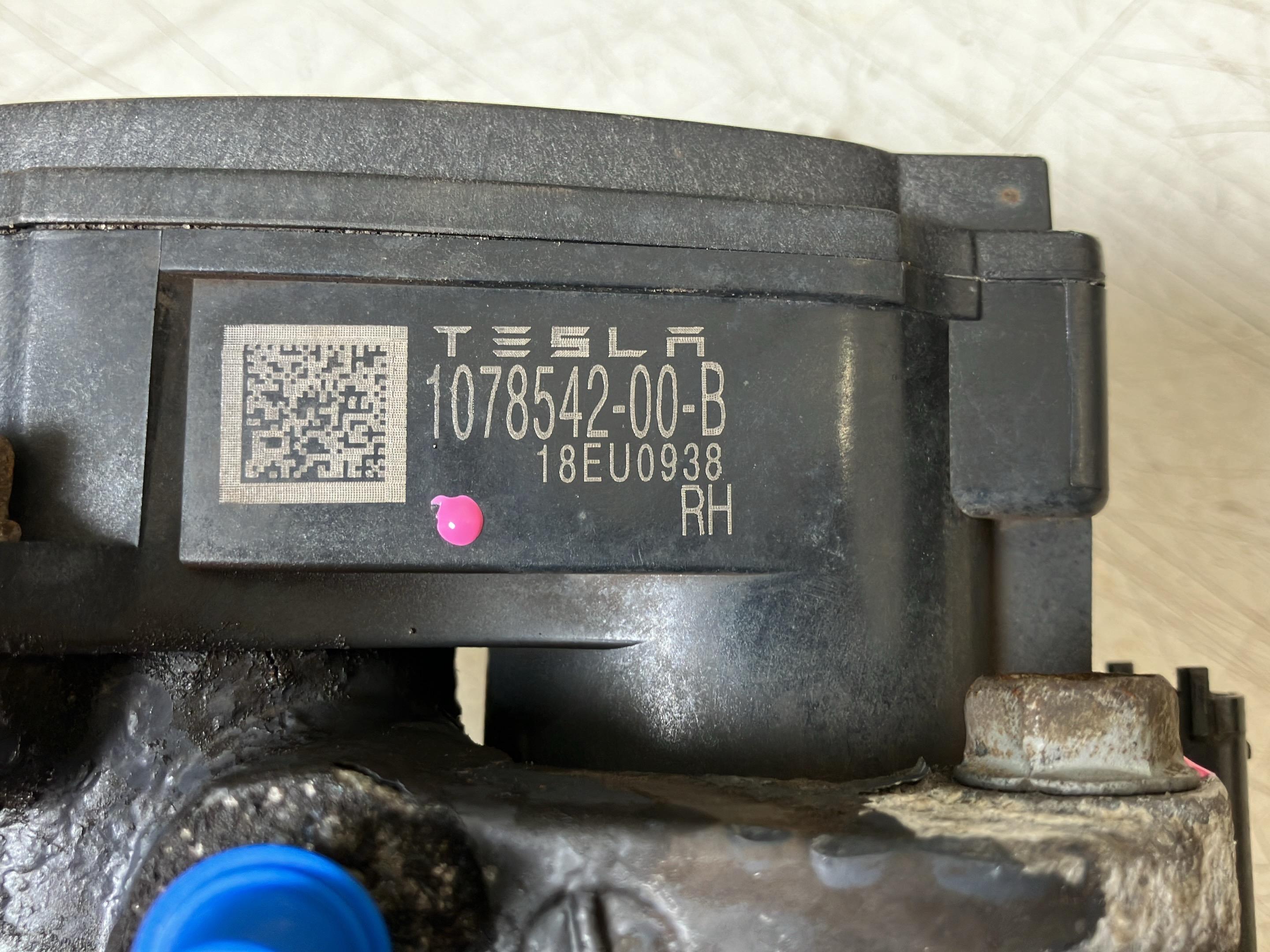 Brake caliper right rear TESLA Model X (5YJX) 100D AWD  386 kW  525 PS (08.2017-> )