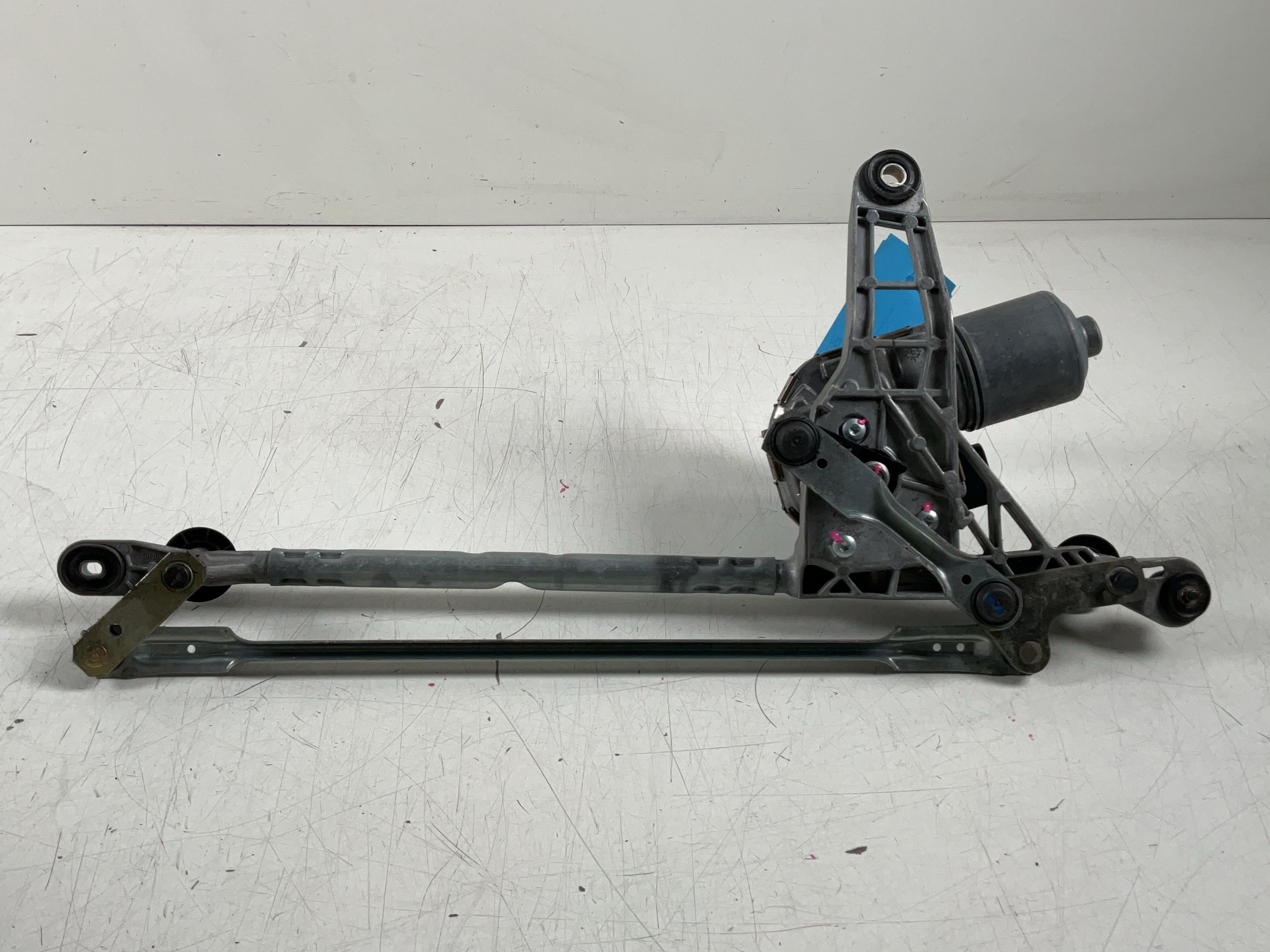 Moteur d'essuie-glace avant AUDI A4 (8W, B9) 1.4 TFSI  110 kW  150 PS (08.2015-> )